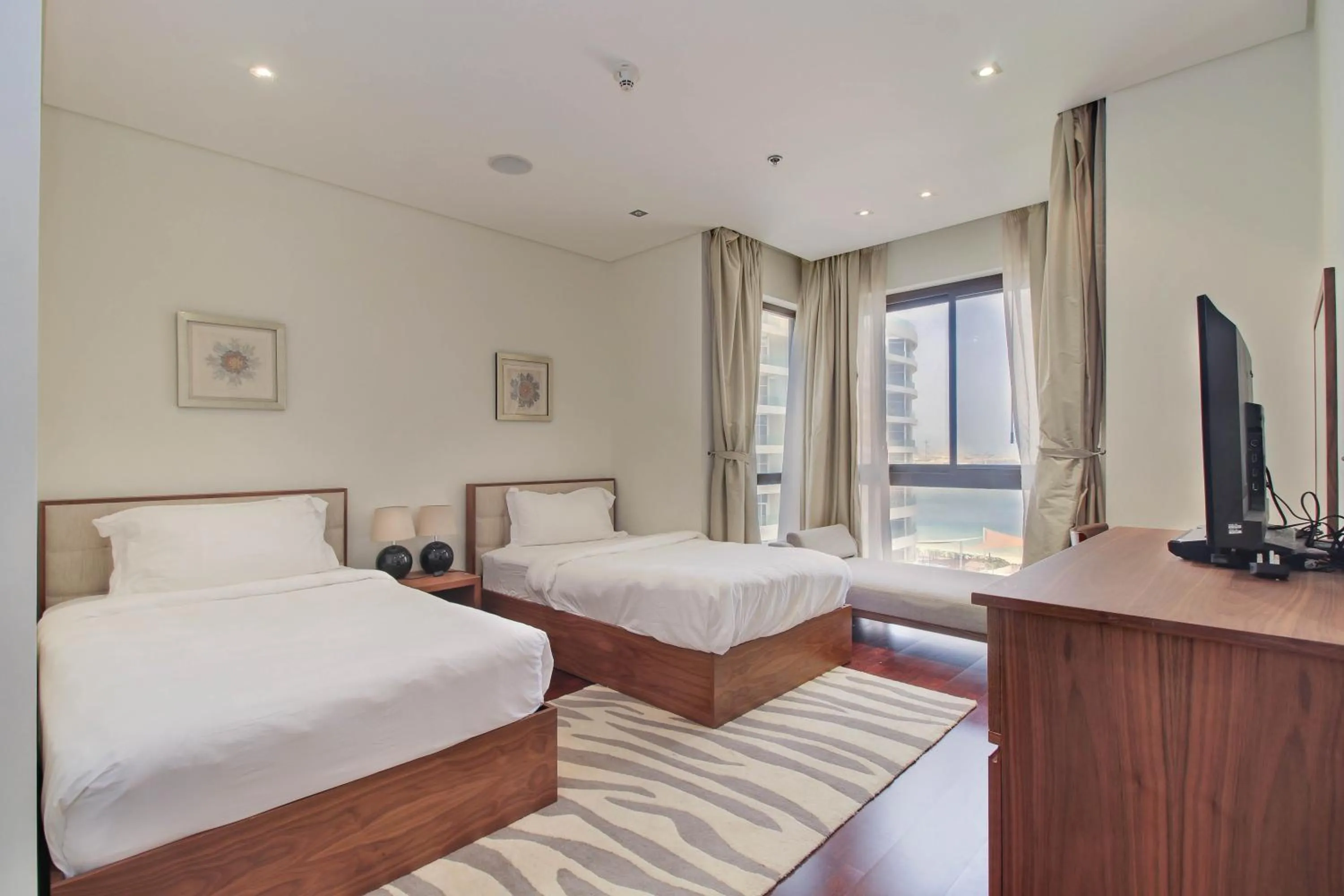 Bed in Luxe Getaways Royal Amwaj Palm Jumeirah Resort Apartment Holiday Home