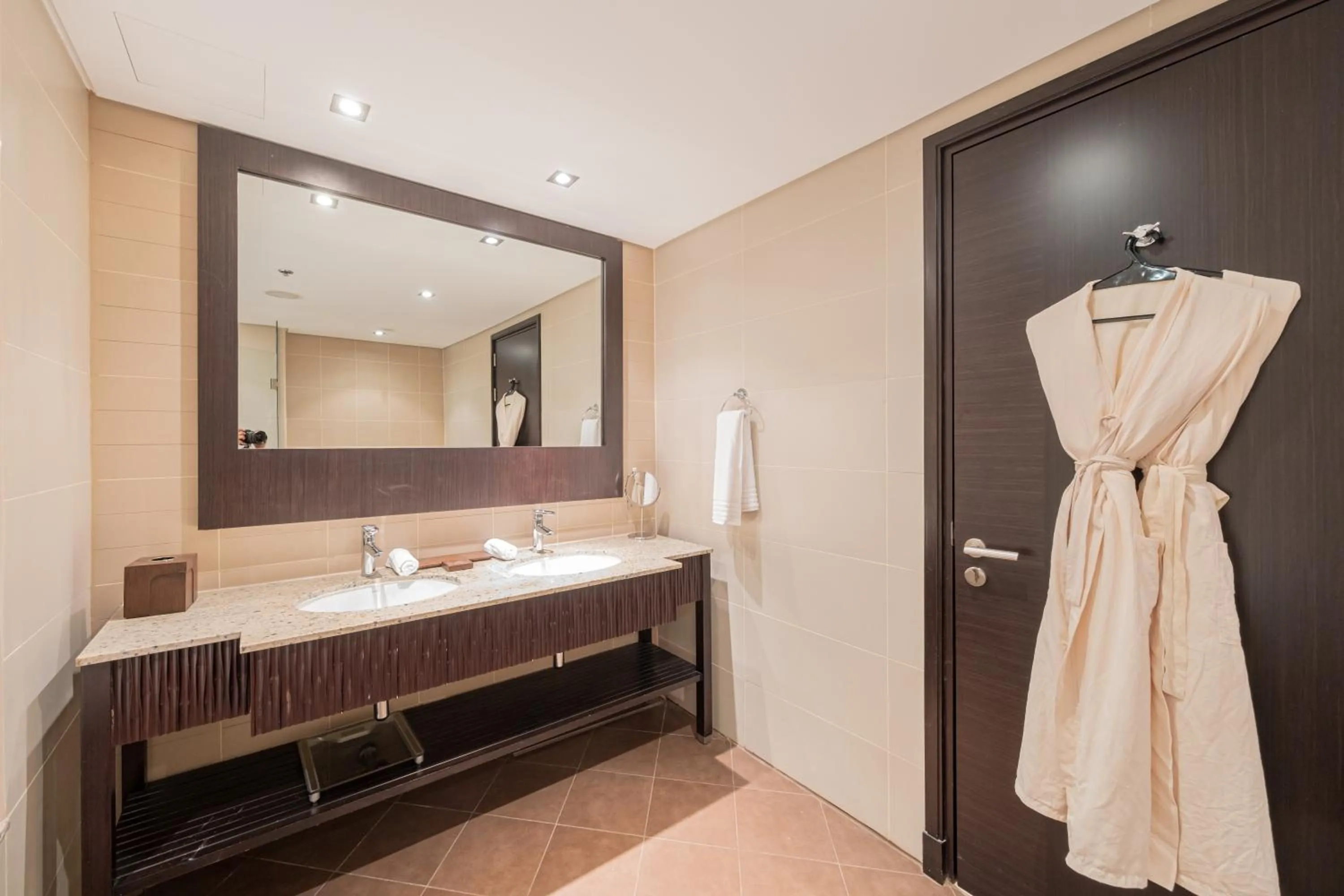 Bed in Luxe Getaways Royal Amwaj Palm Jumeirah Resort Apartment Holiday Home