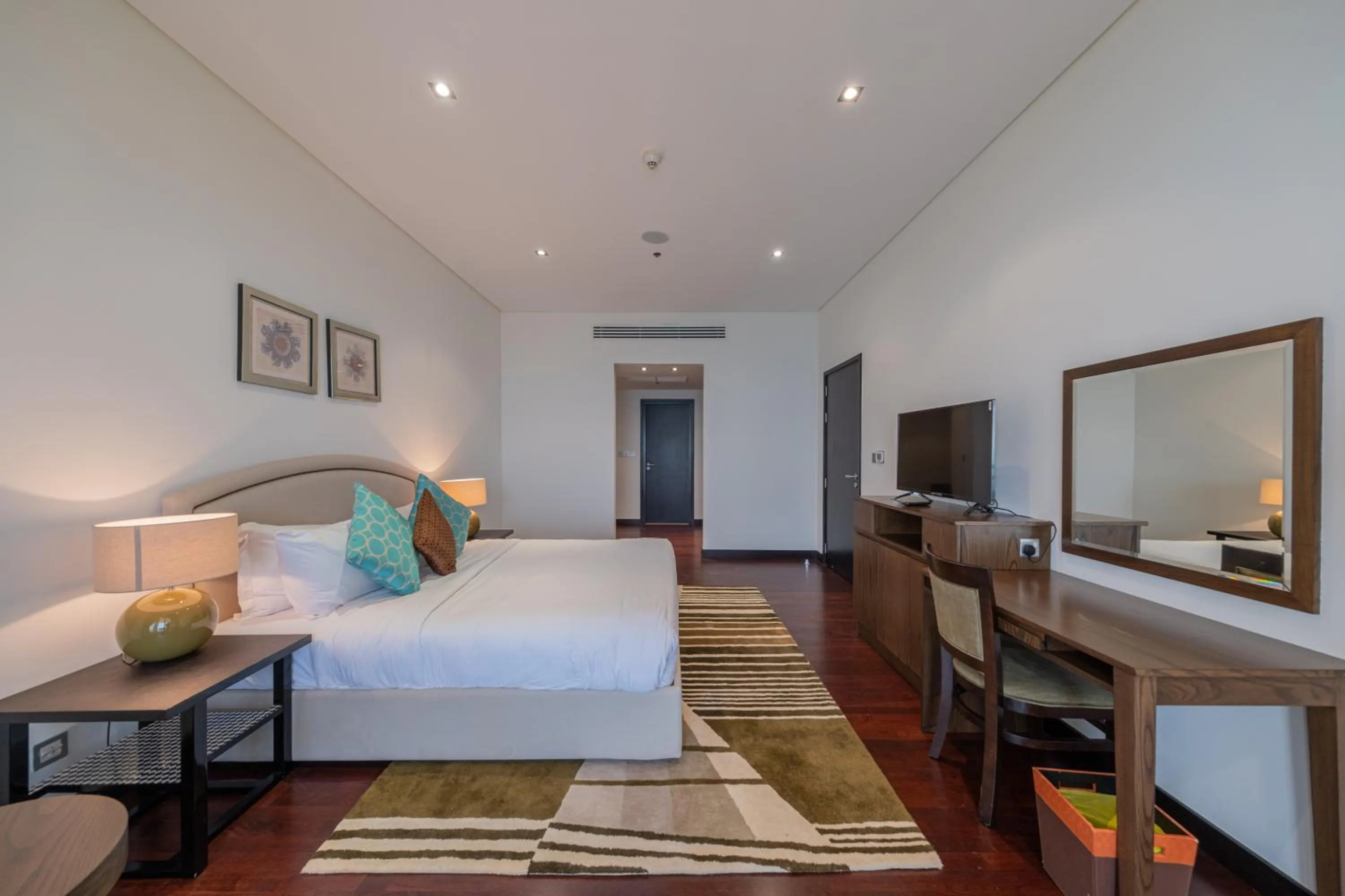 Bed in Luxe Getaways Royal Amwaj Palm Jumeirah Resort Apartment Holiday Home