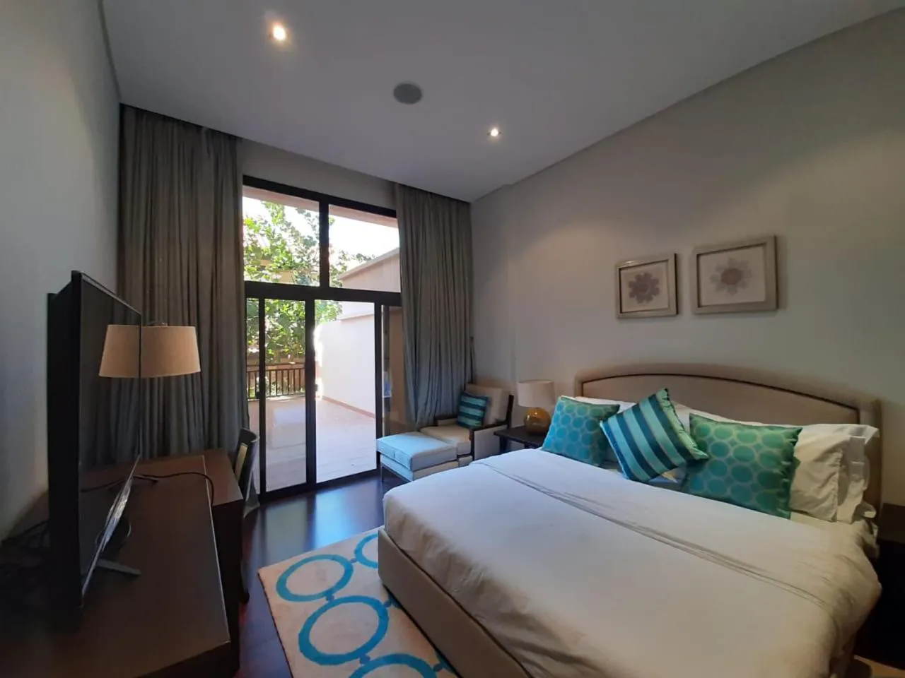 Bed in Luxe Getaways Royal Amwaj Palm Jumeirah Resort Apartment Holiday Home