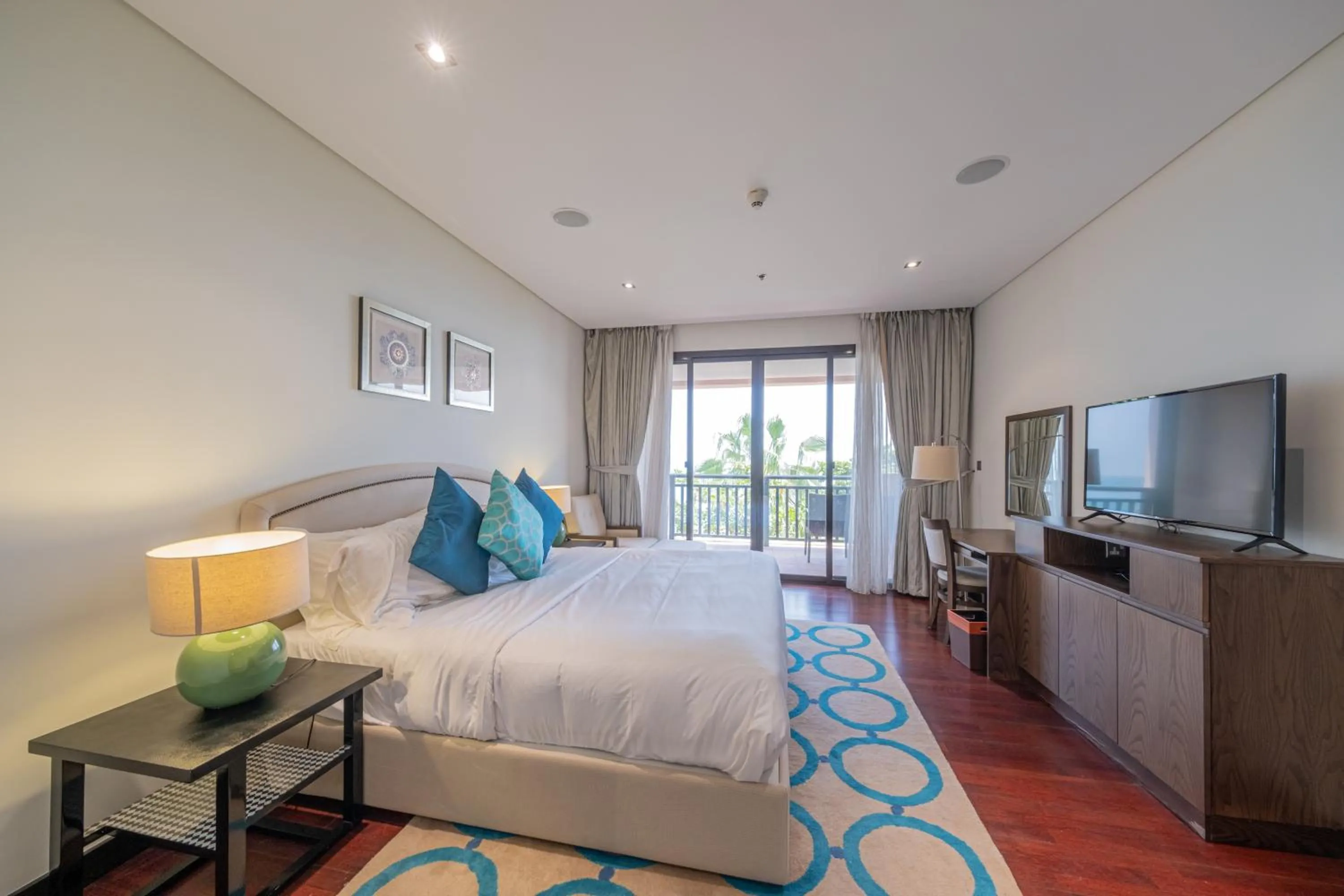 Bed in Luxe Getaways Royal Amwaj Palm Jumeirah Resort Apartment Holiday Home