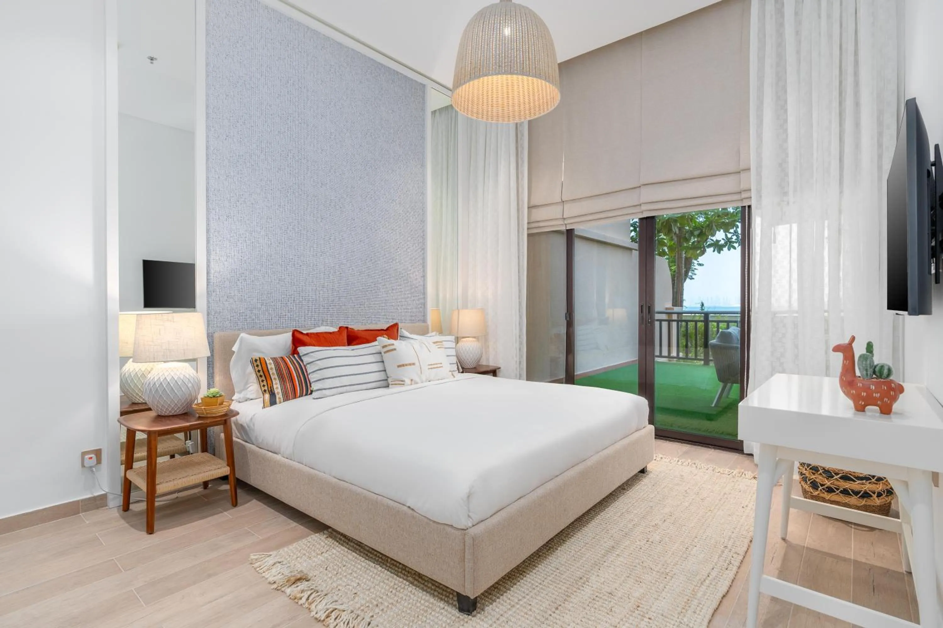 Bed in Luxe Getaways Royal Amwaj Palm Jumeirah Resort Apartment Holiday Home