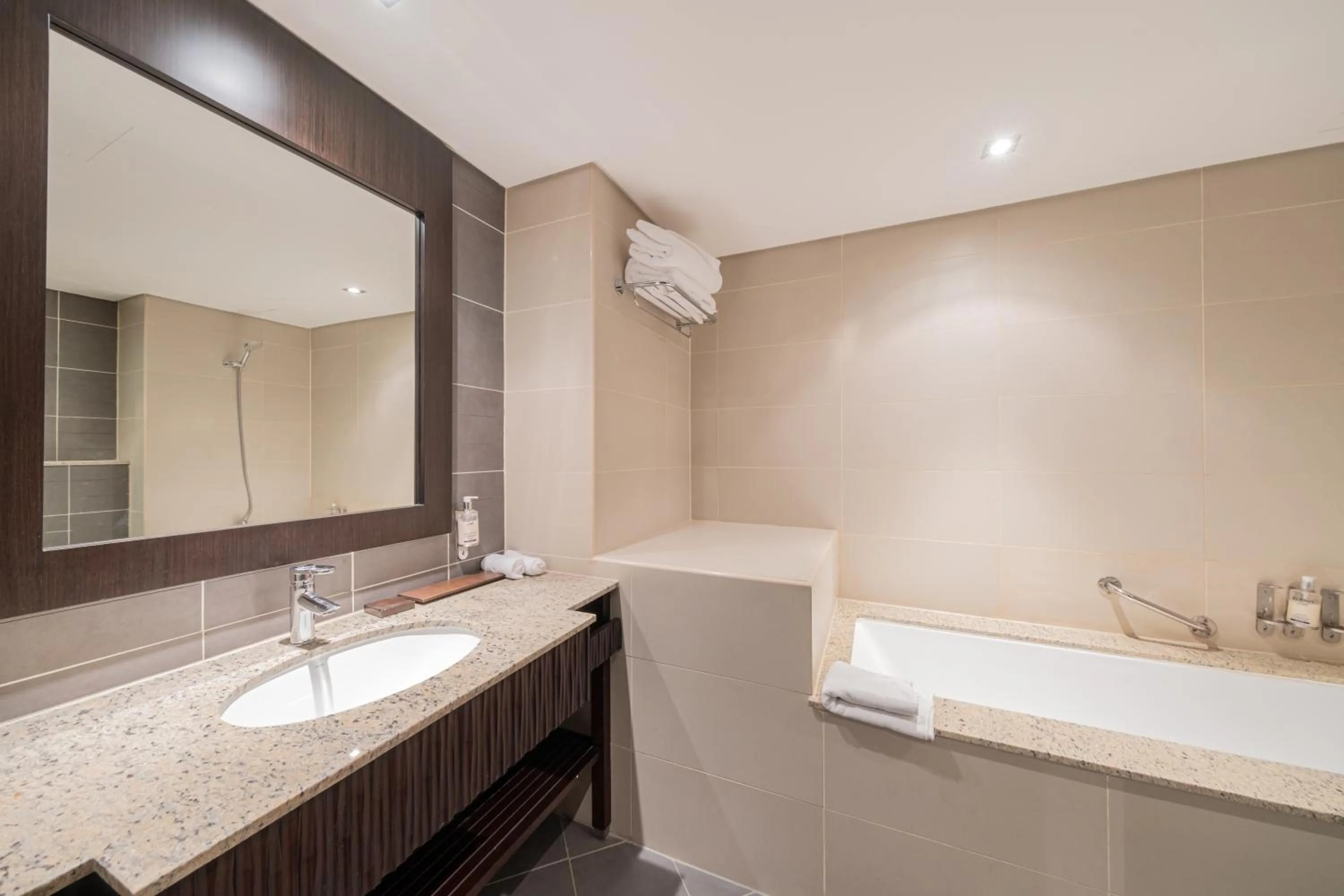 Luxe Getaways Royal Amwaj Palm Jumeirah Resort Apartment Holiday Home