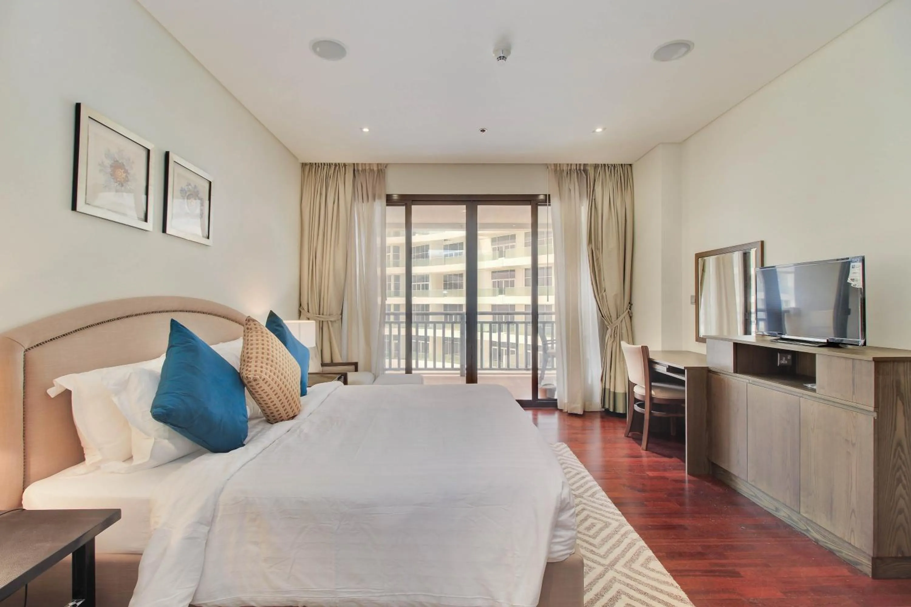 Bed in Luxe Getaways Royal Amwaj Palm Jumeirah Resort Apartment Holiday Home