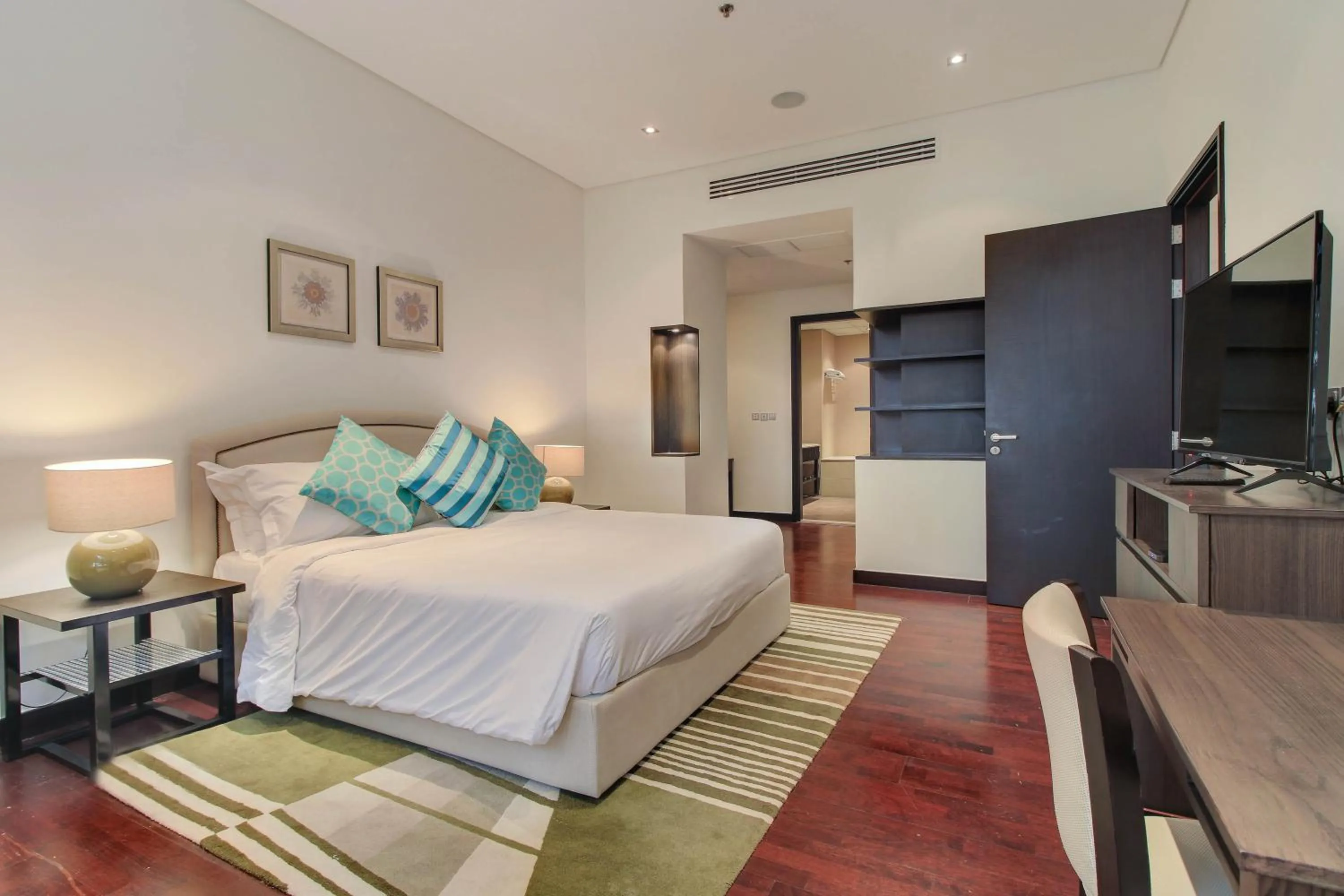 Bed in Luxe Getaways Royal Amwaj Palm Jumeirah Resort Apartment Holiday Home