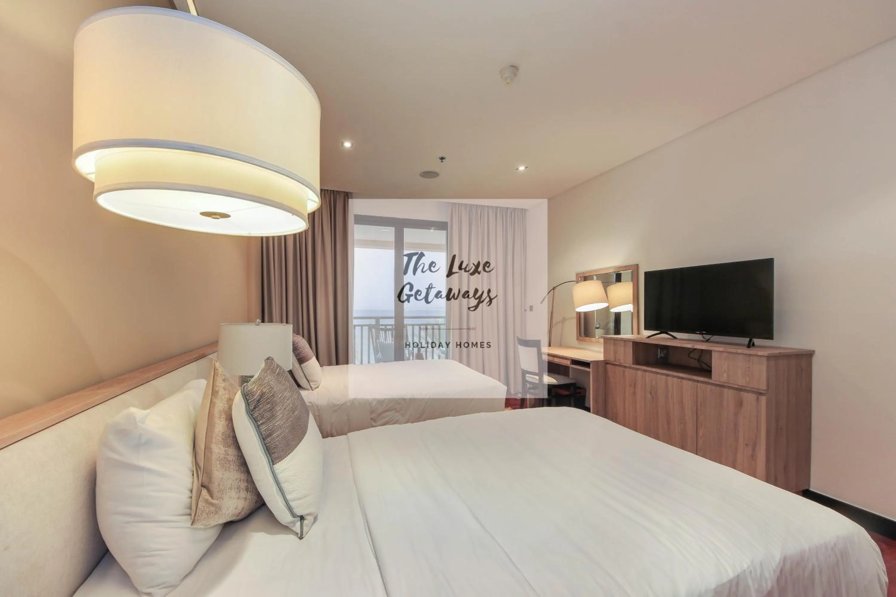 Bed in Luxe Getaways Royal Amwaj Palm Jumeirah Resort Apartment Holiday Home