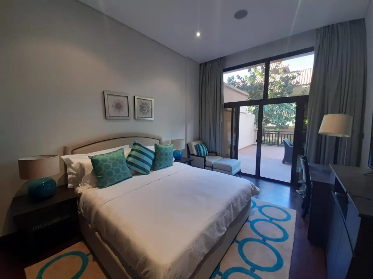 Bed in Luxe Getaways Royal Amwaj Palm Jumeirah Resort Apartment Holiday Home
