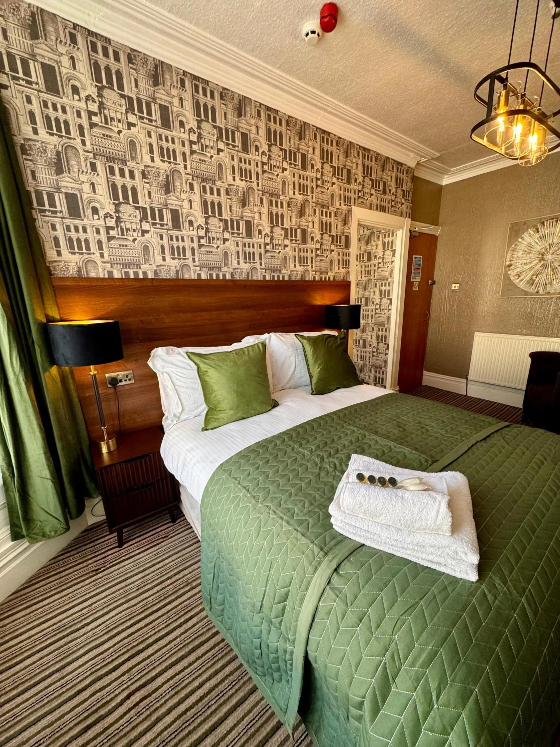 Bed in Delovely Hotel