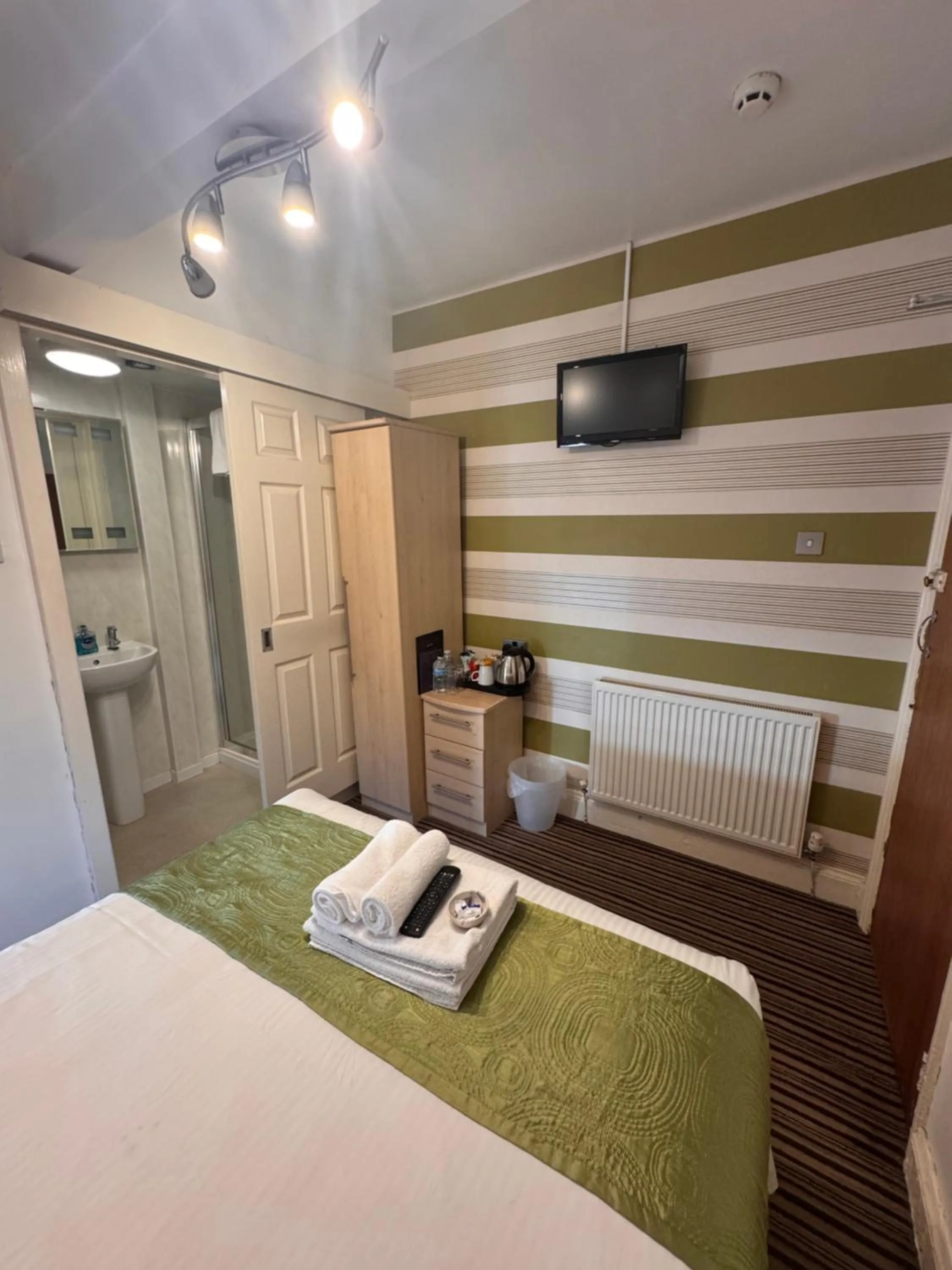 Bed in Delovely Hotel