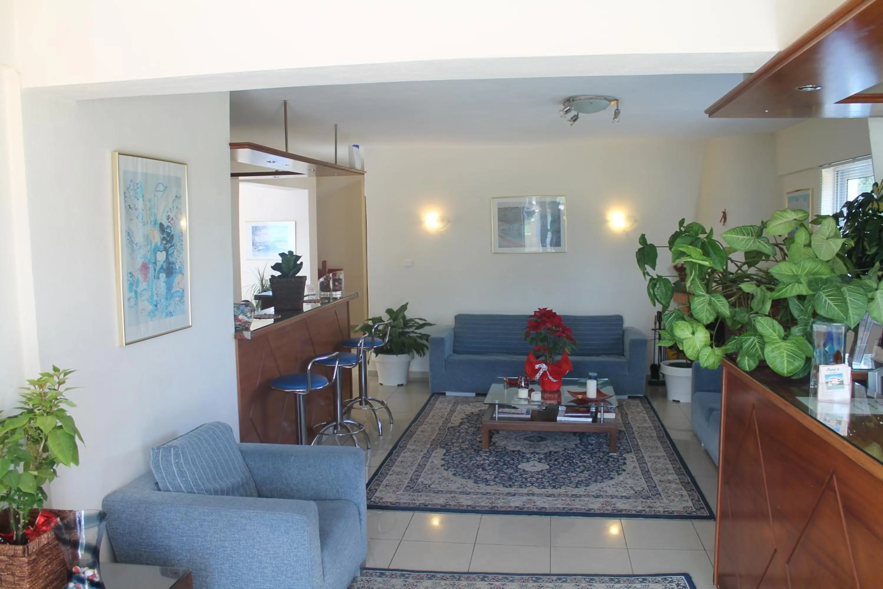 Communal lounge/ TV room in Peri's Hotel