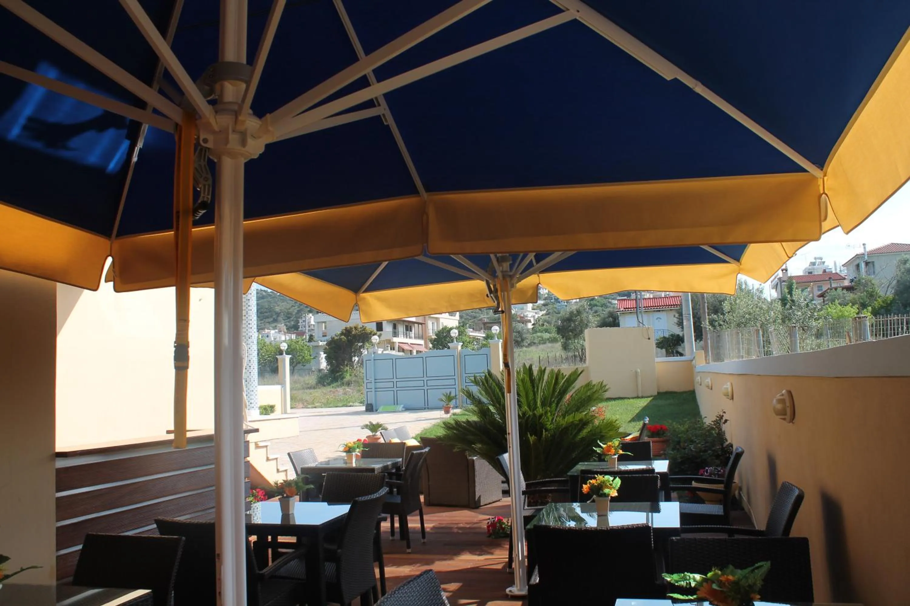 Restaurant/places to eat in Peri's Hotel