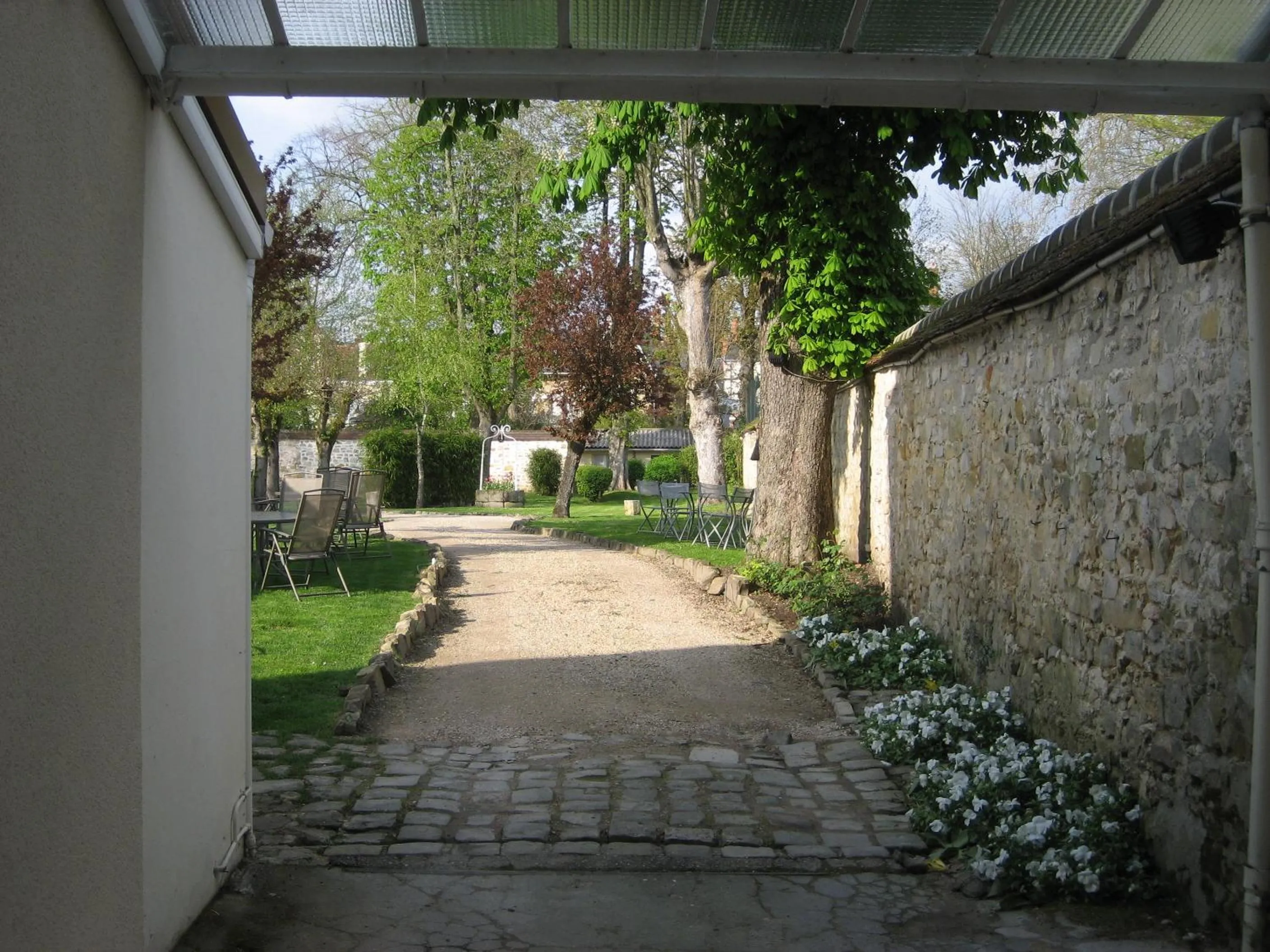Parking in The Originals Boutique, Hôtel Victoria, Fontainebleau
