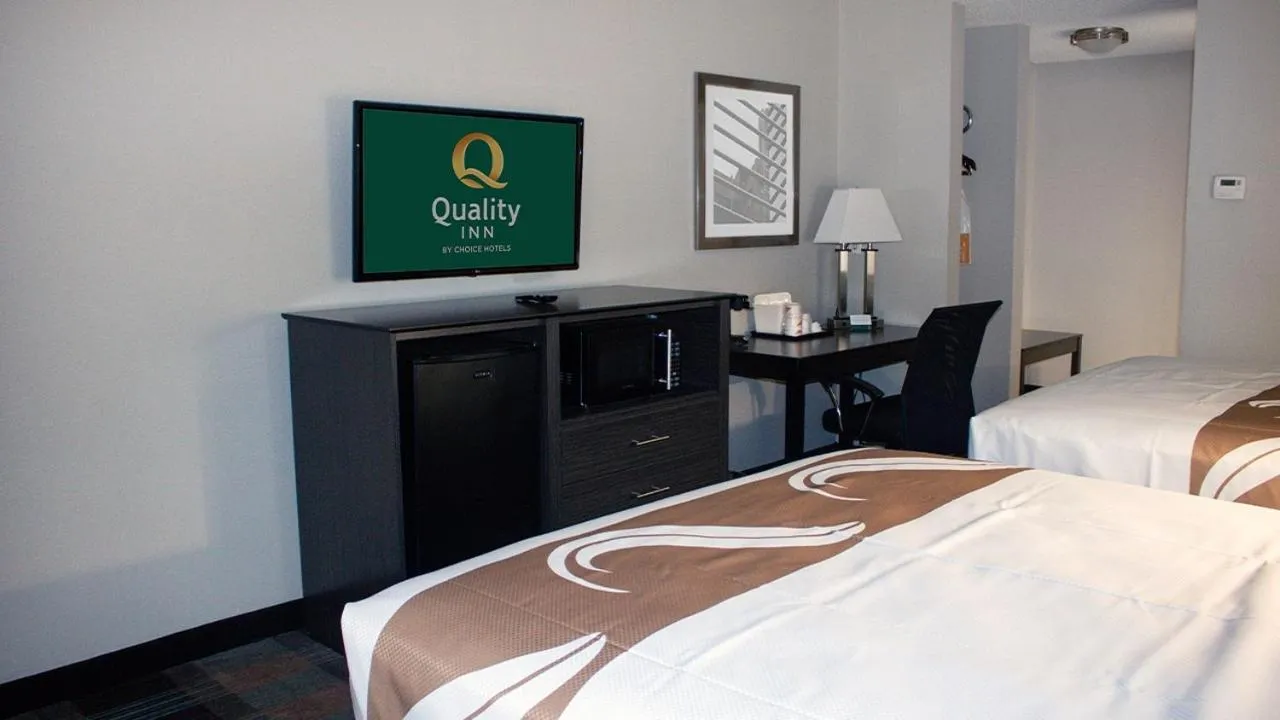 Bedroom, Bed in Quality Inn Roseville-Detroit North