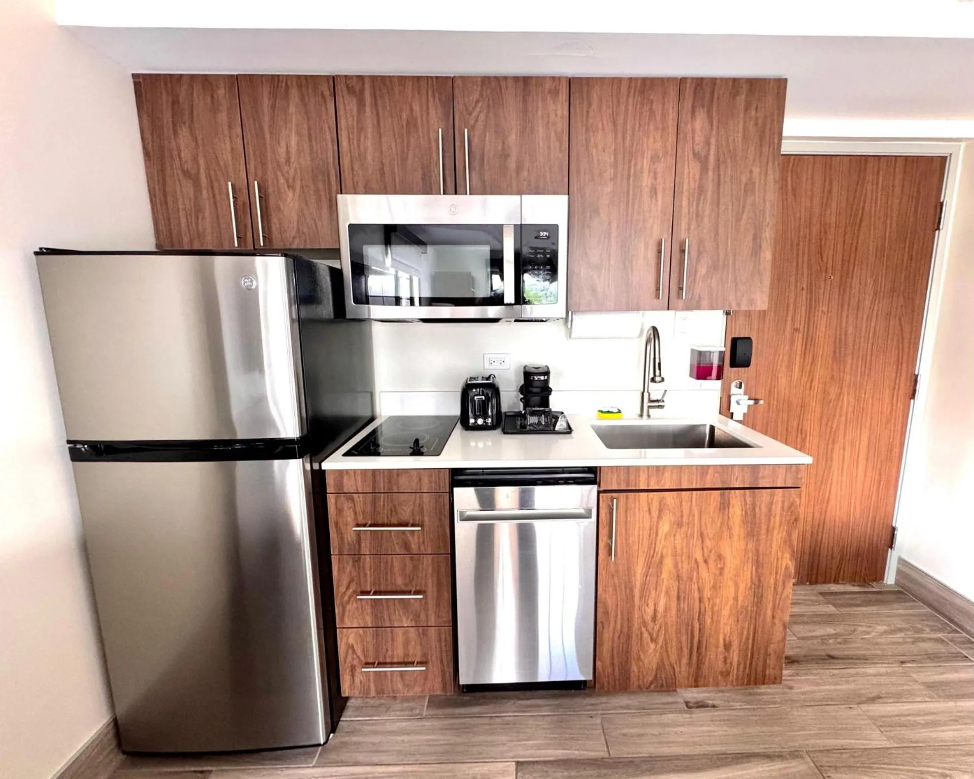 Kitchen or kitchenette in Sleep Inn Oakbrook Terrace - Chicago