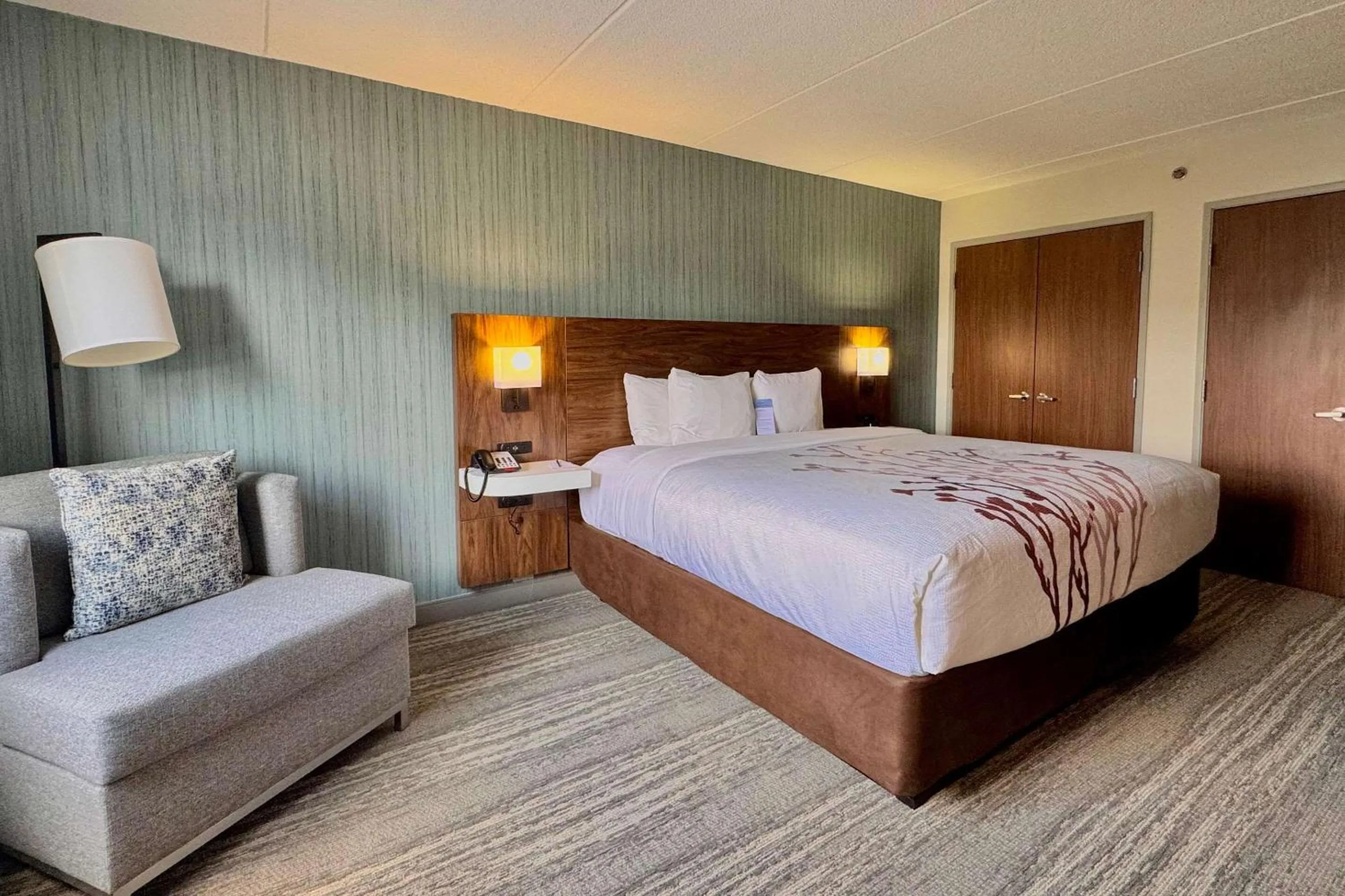 Bedroom, Bed in Sleep Inn Oakbrook Terrace - Chicago