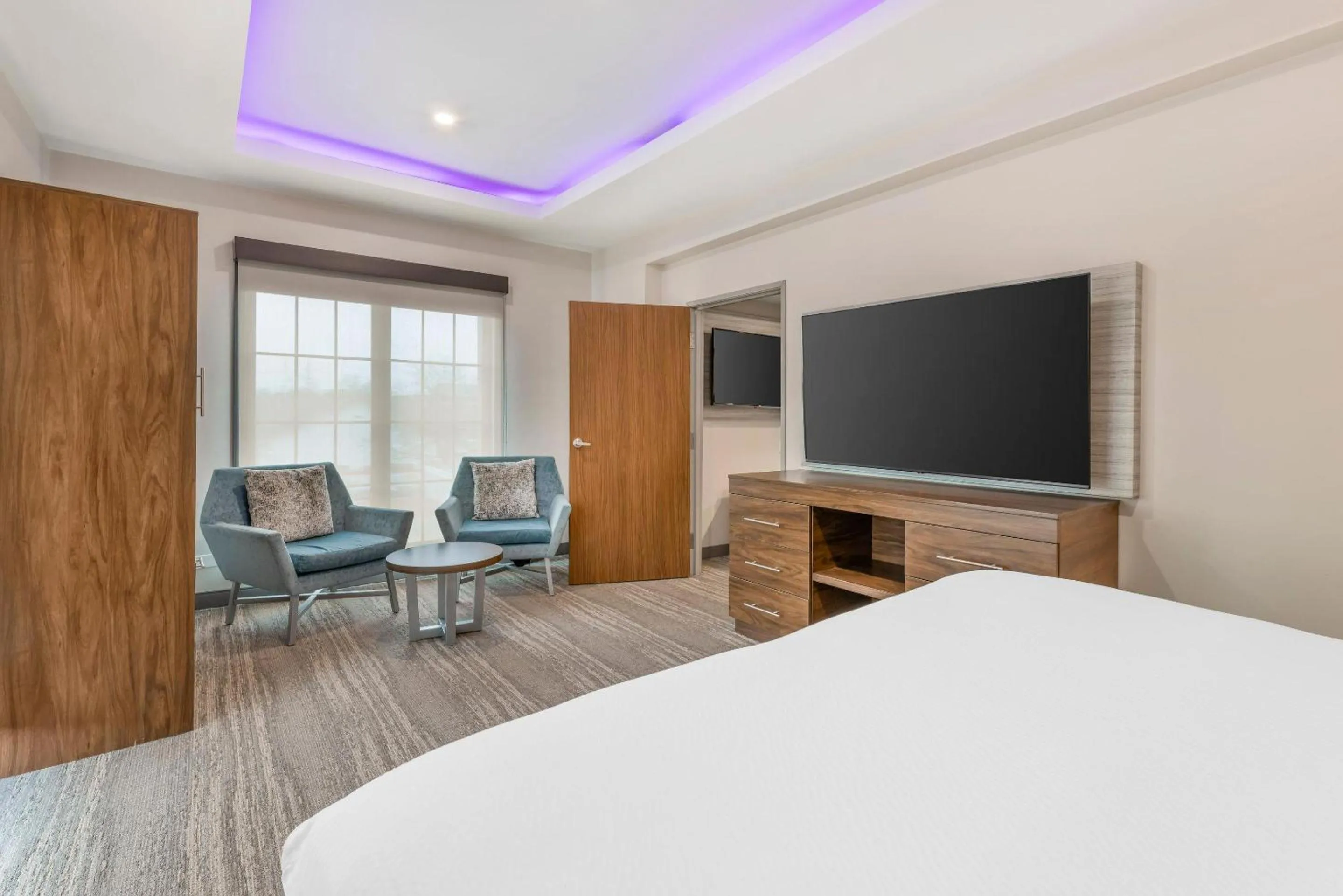 Bedroom, Bed in Sleep Inn Oakbrook Terrace - Chicago