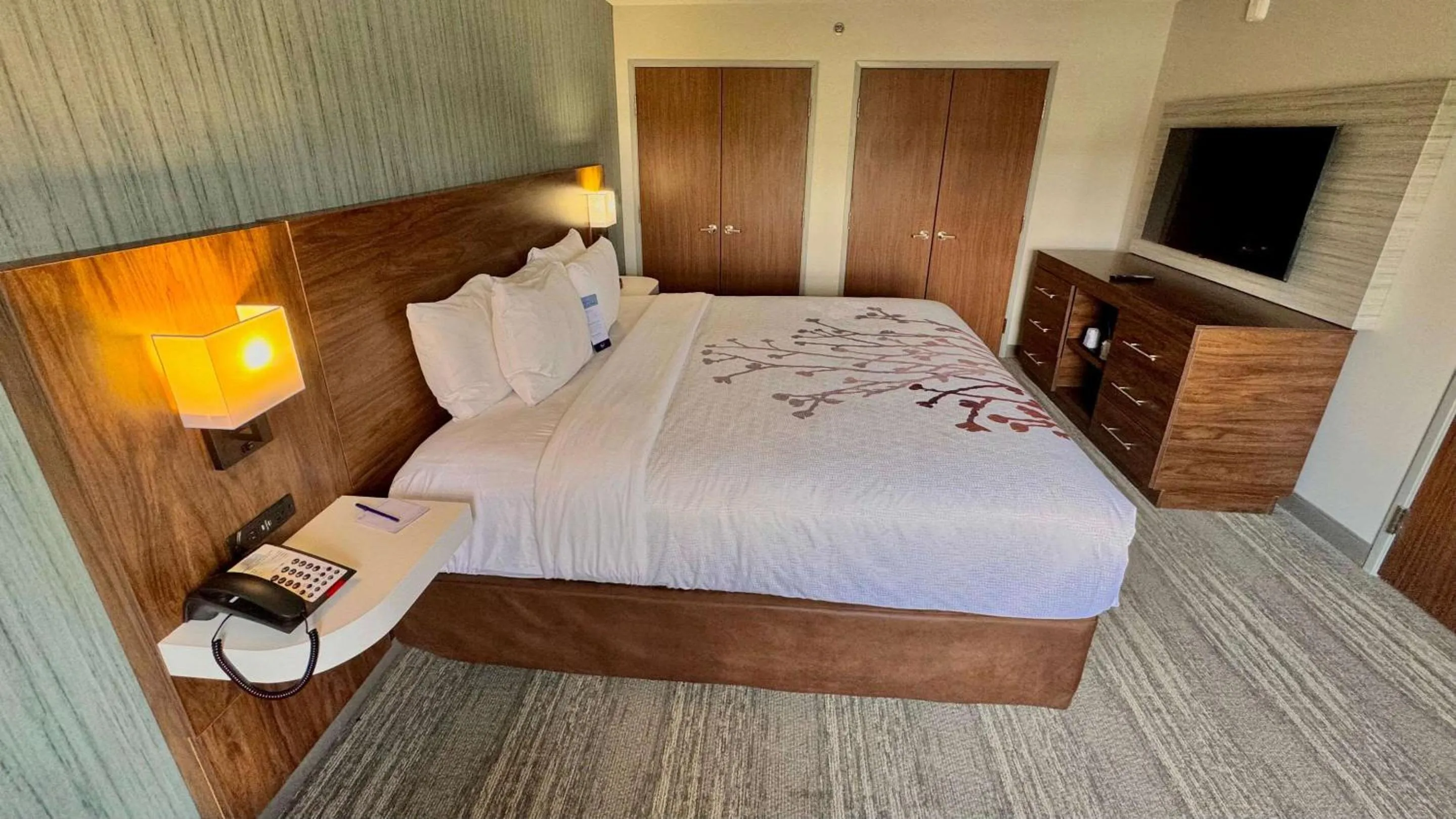 Bedroom, Bed in Sleep Inn Oakbrook Terrace - Chicago