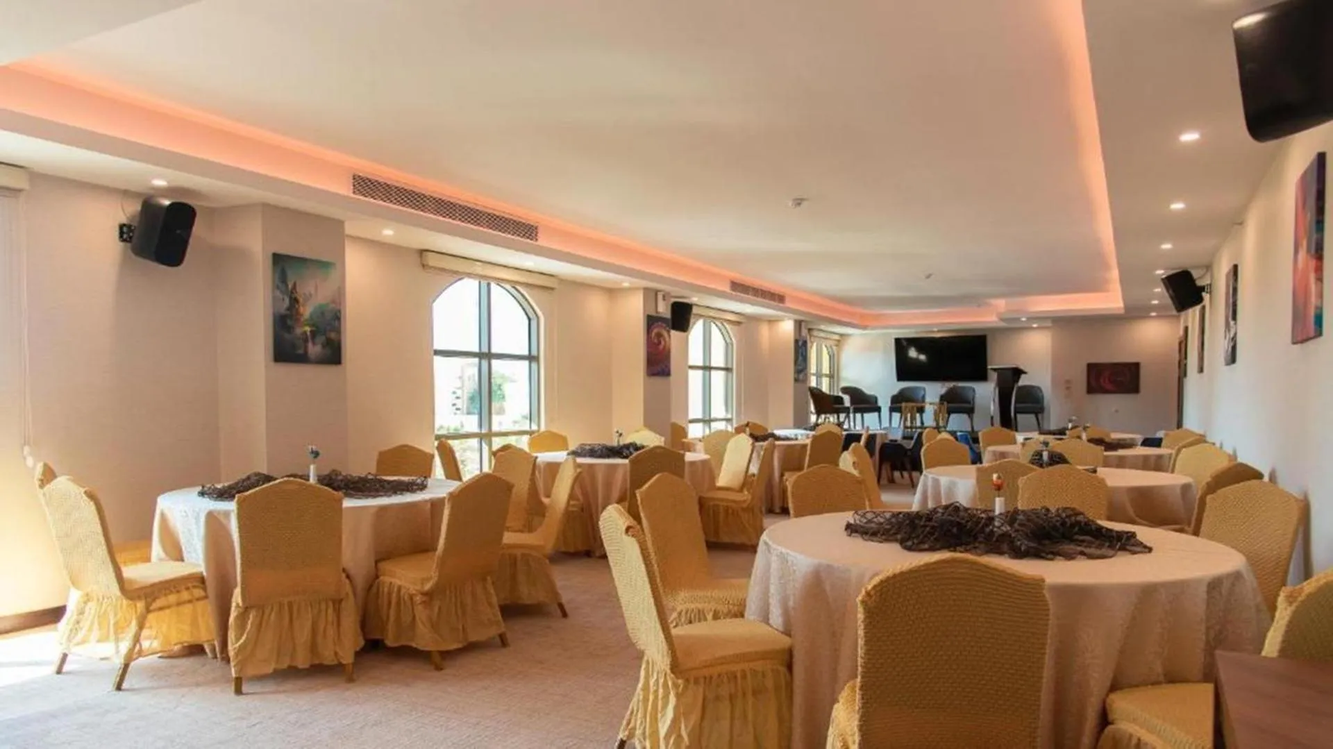 Restaurant/places to eat in Sunday Emerald Hotel