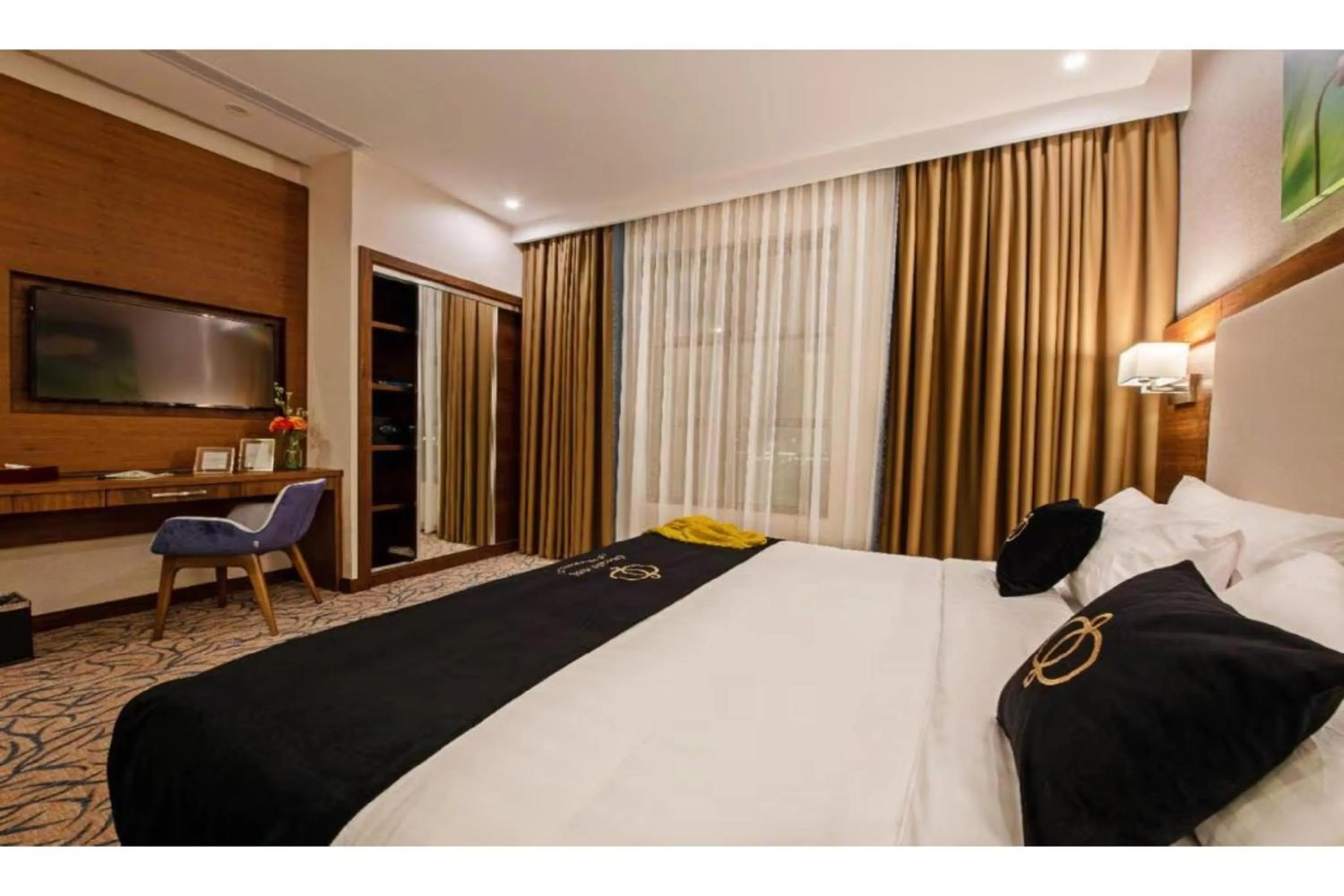 Photo of the whole room, Bed in Sunday Emerald Hotel