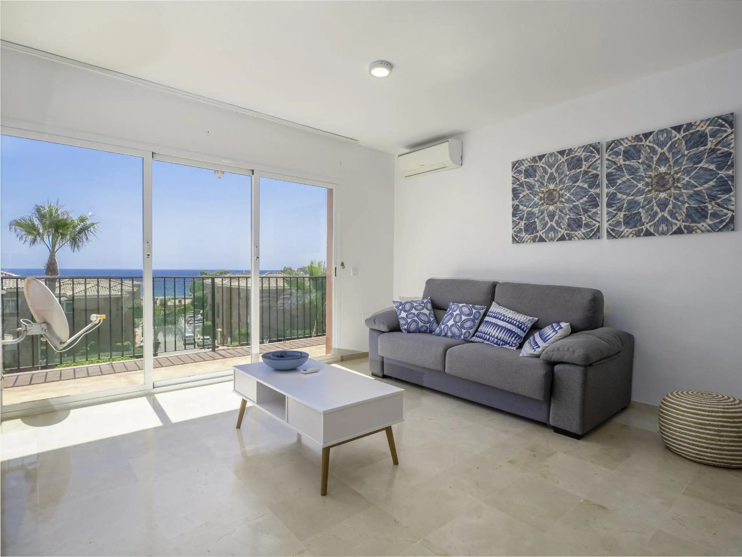 Communal lounge/ TV room in 2308- 2bedrooms apt with stunning sea view-terrace