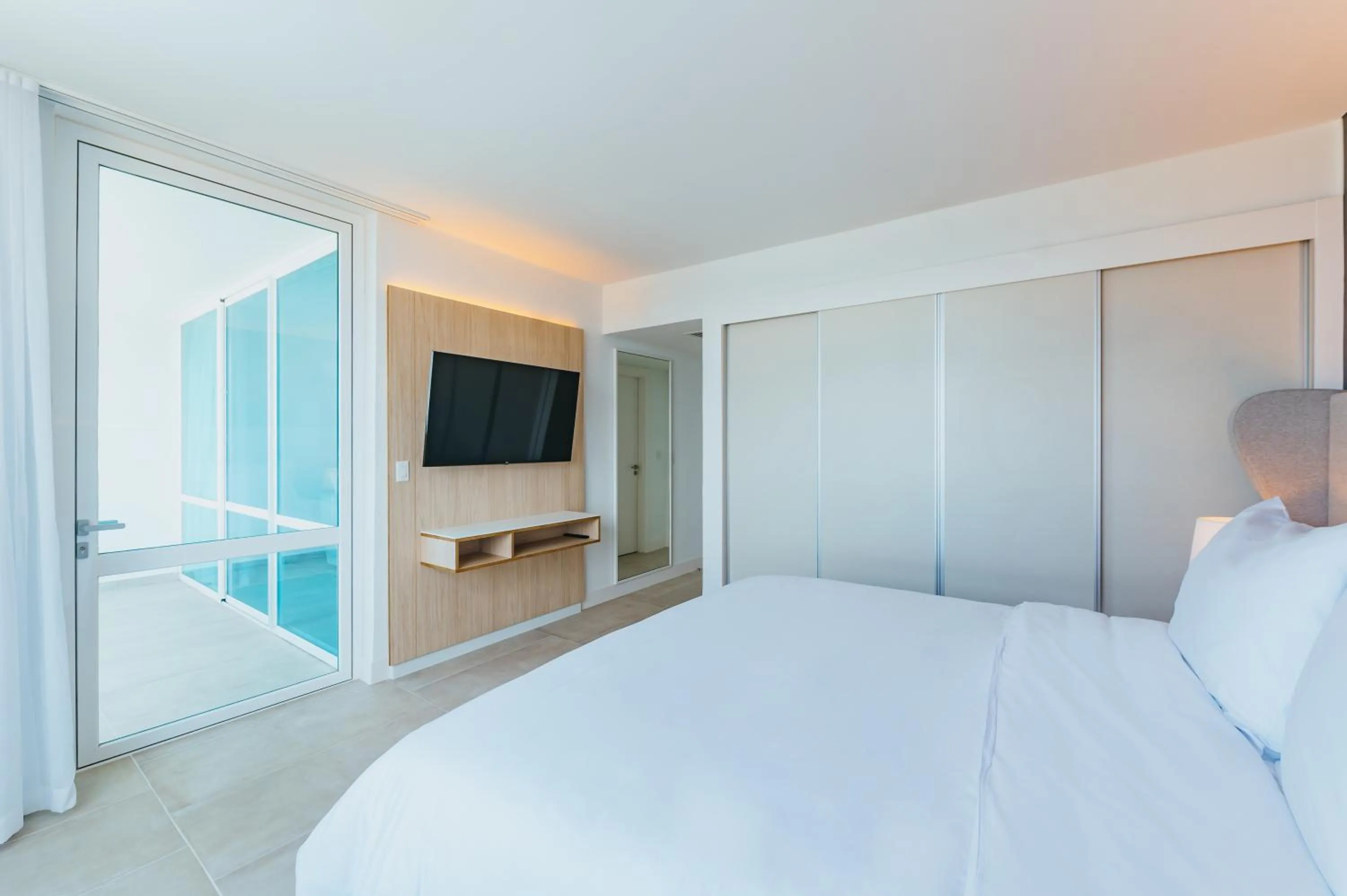 Balcony/Terrace, Bed in Radisson Blu Aruba