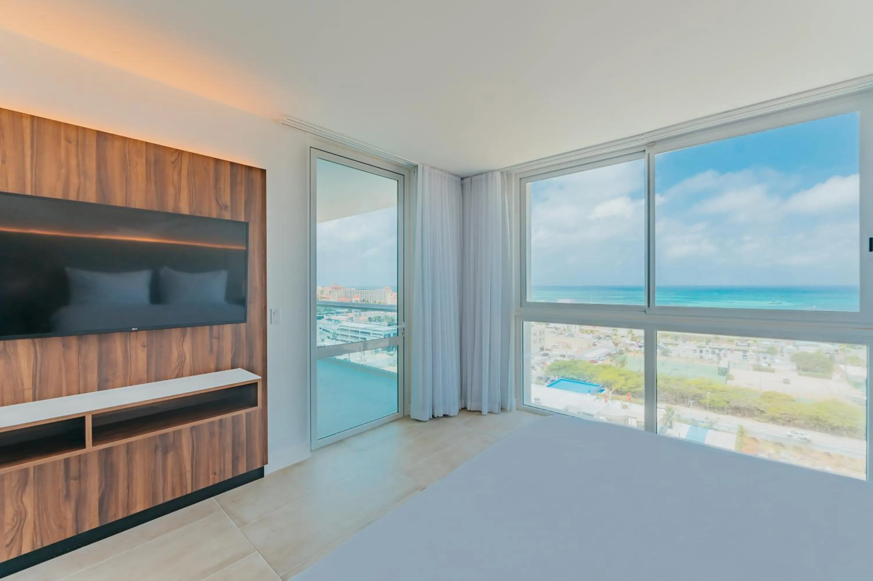 Bedroom, Bed in Radisson Blu Aruba