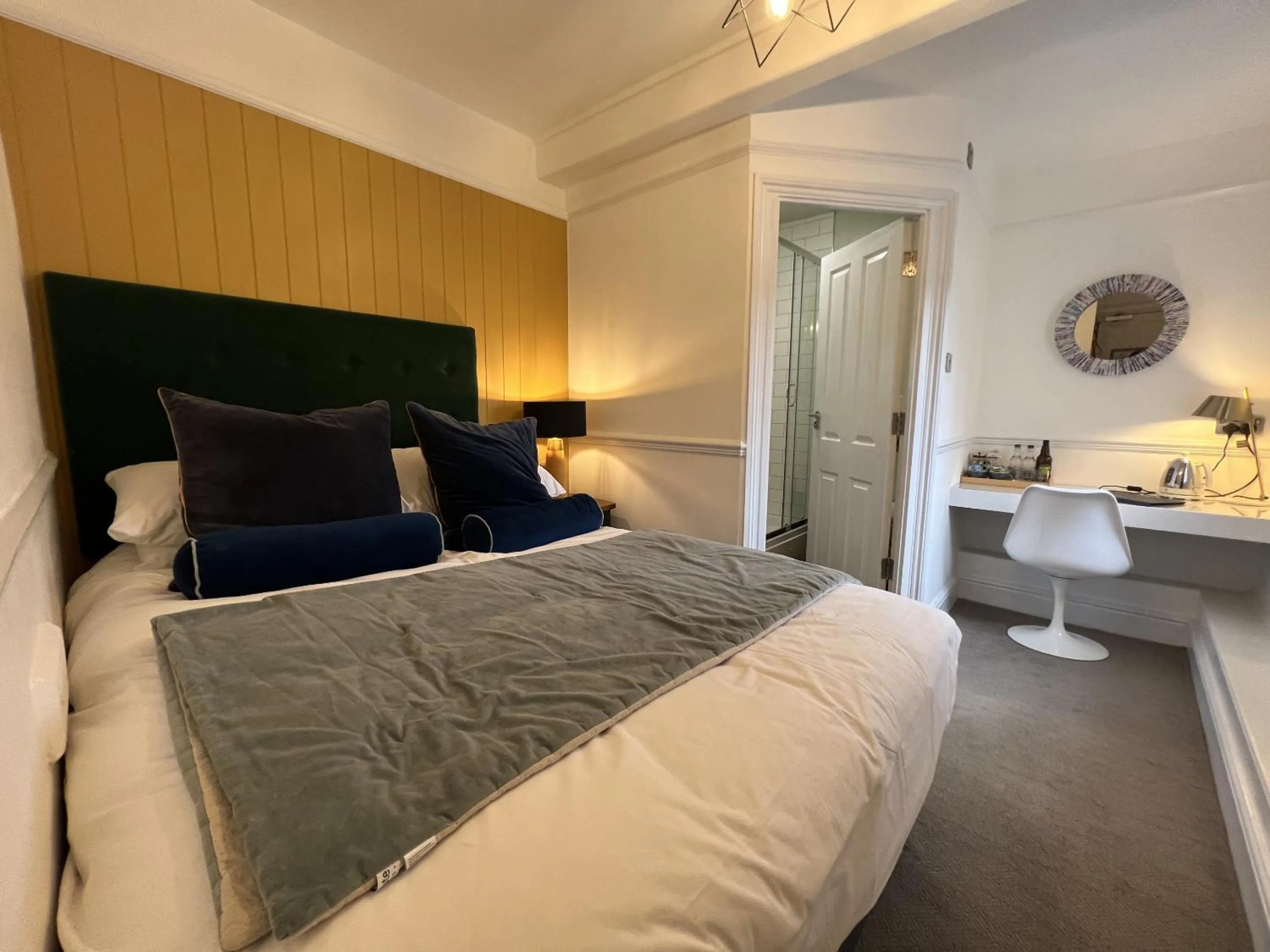 Bedroom, Bed in The Crown Inn at Benson