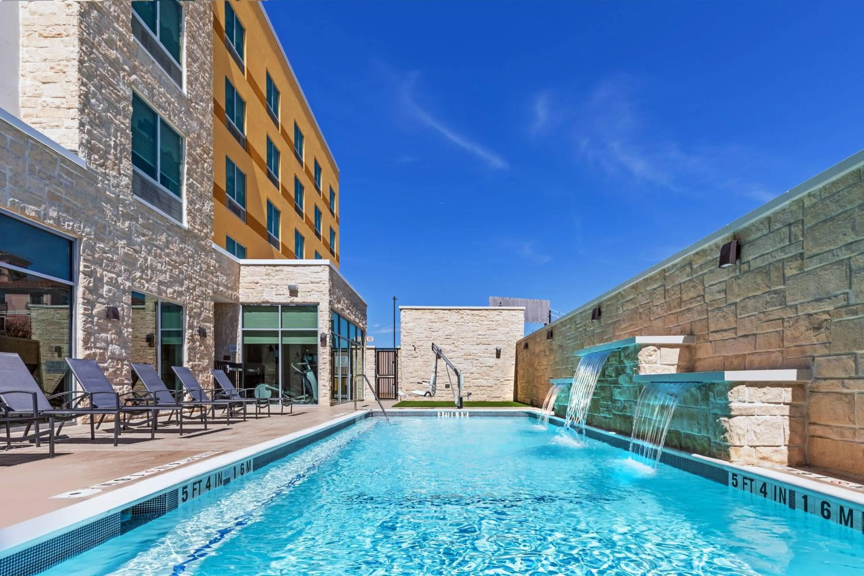Swimming pool in Fairfield Inn & Suites Houston Memorial City Area