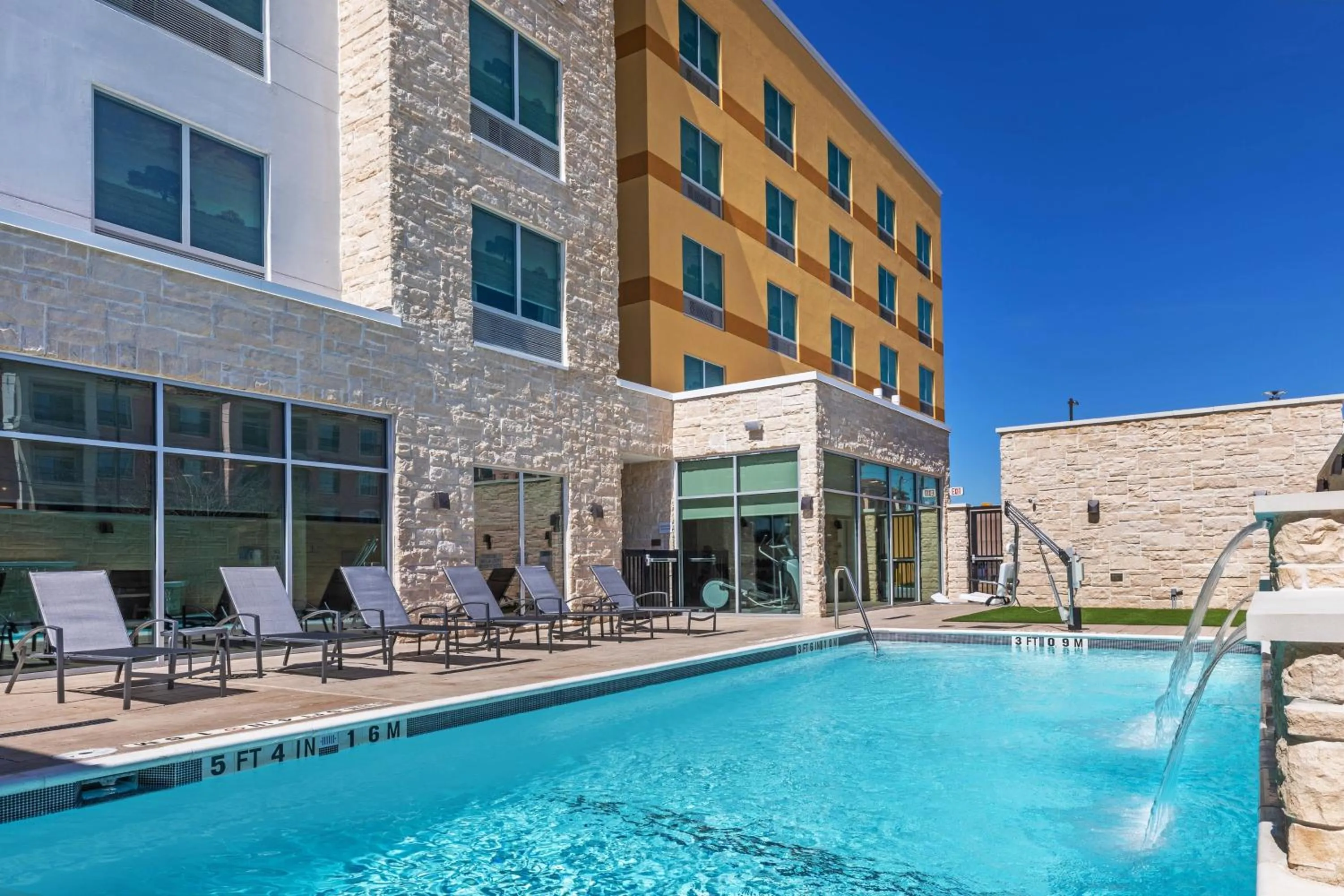 Swimming pool in Fairfield Inn & Suites Houston Memorial City Area