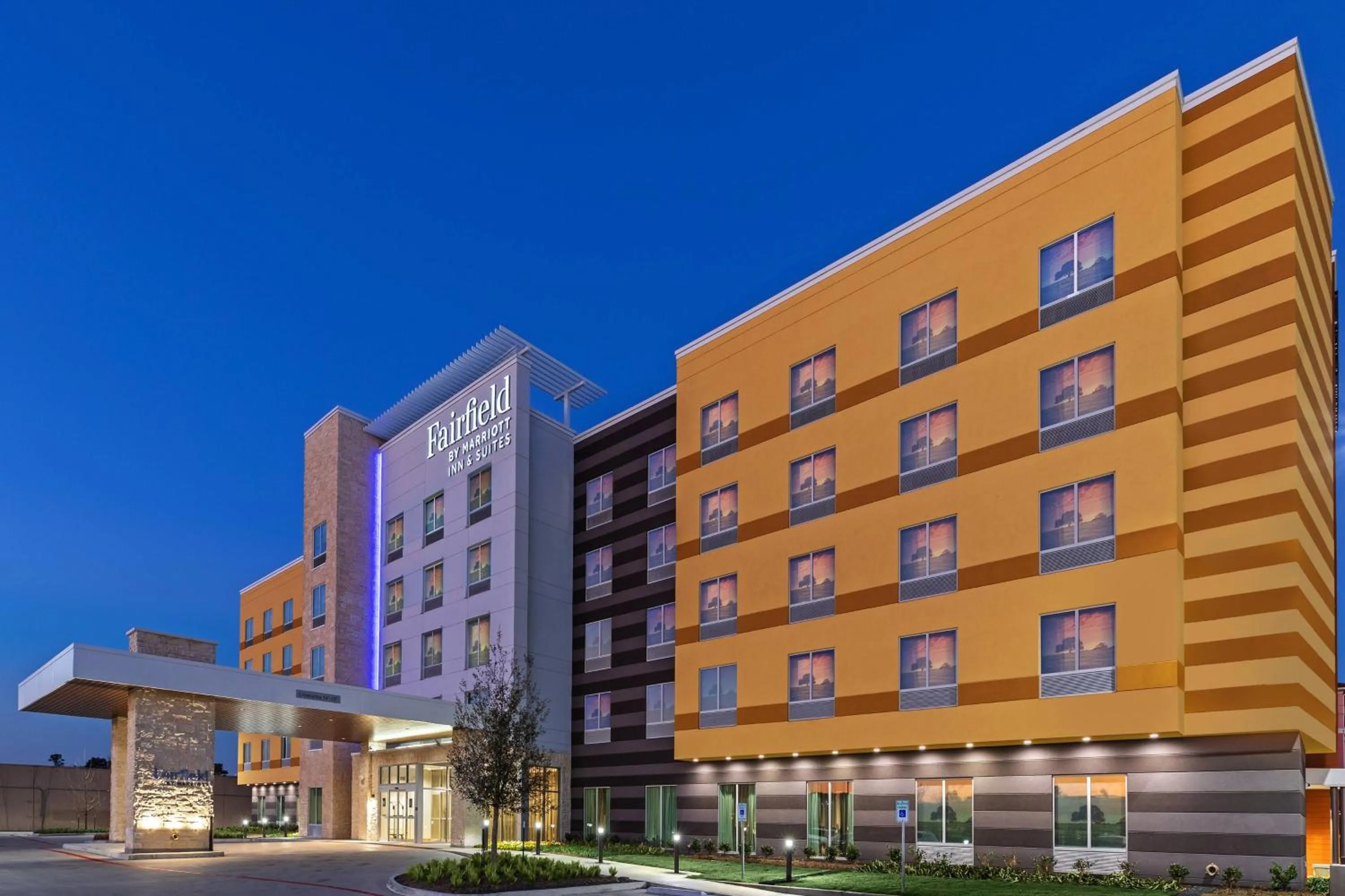Property building in Fairfield Inn & Suites Houston Memorial City Area