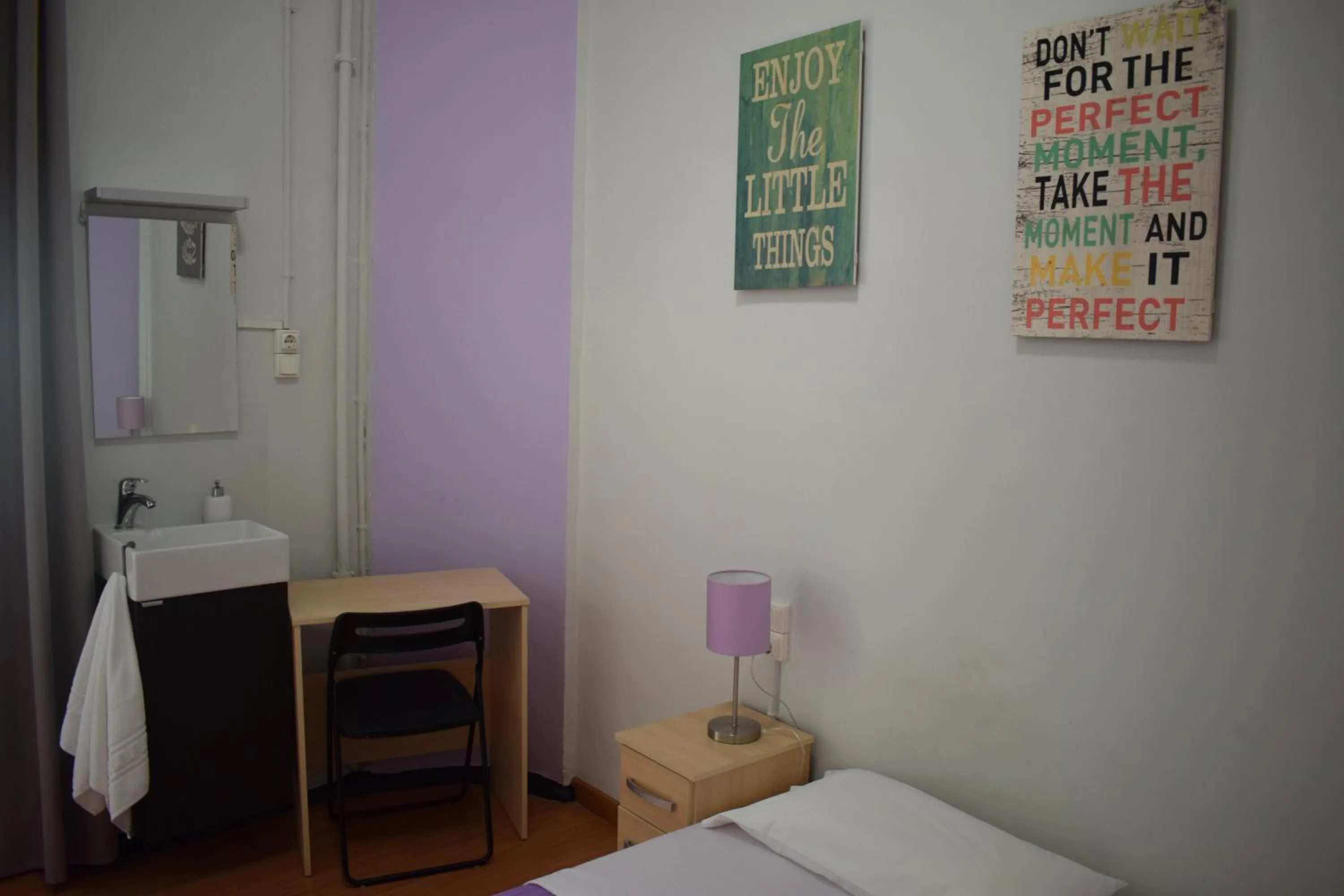 Decorative detail, Bed in Hostal MiMi Las Ramblas