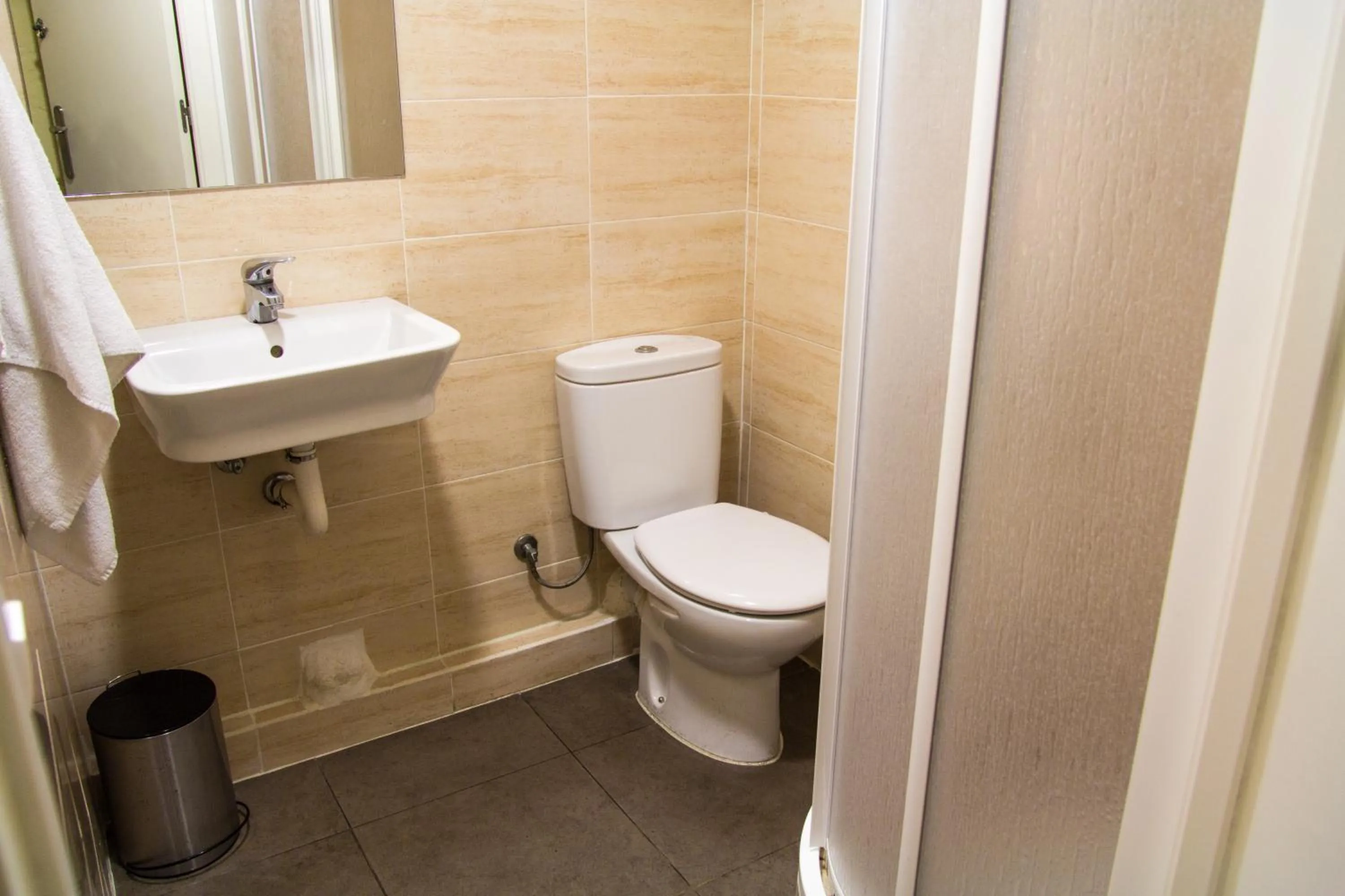 Toilet in Hostal MiMi Las Ramblas