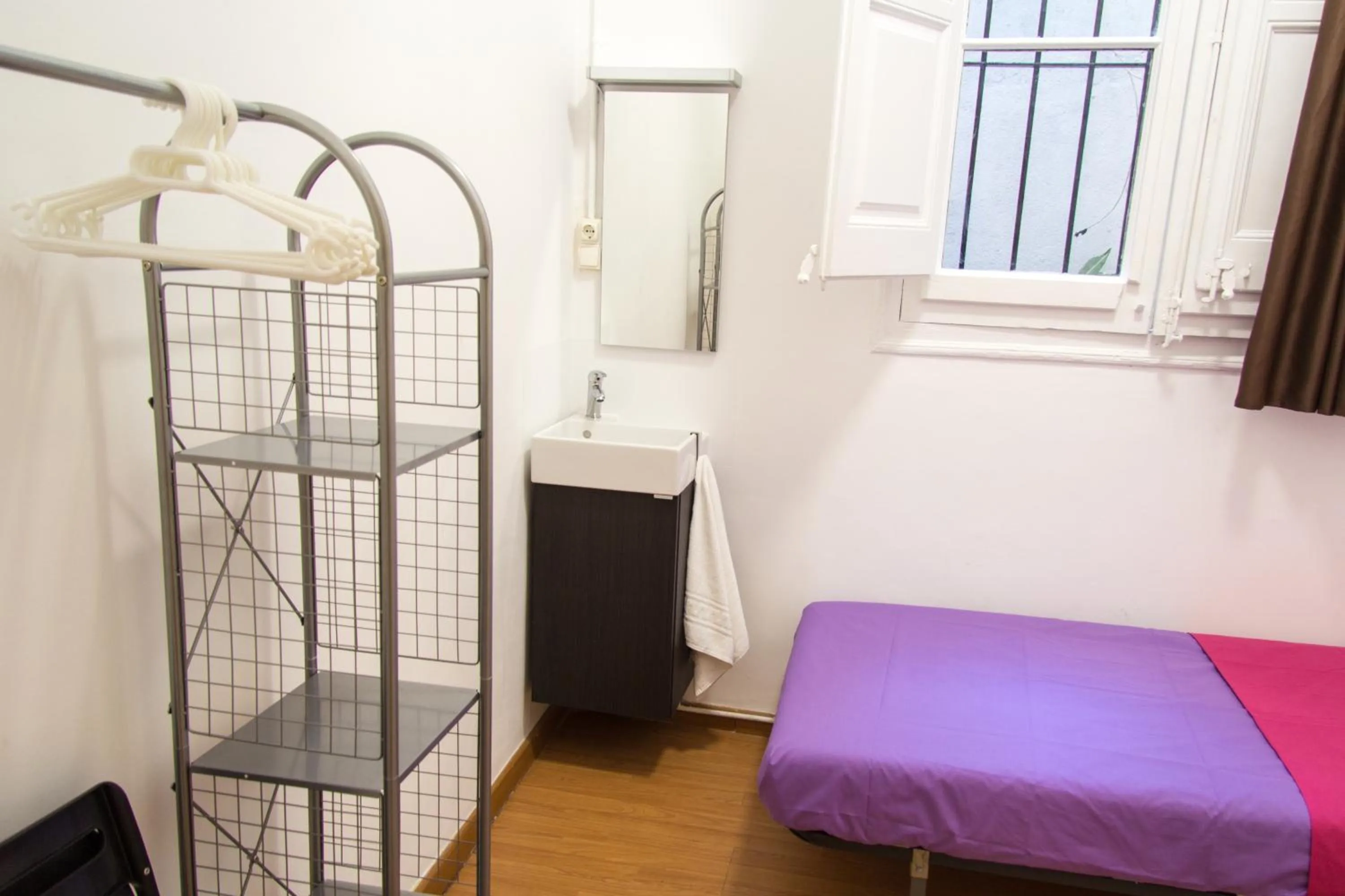 Decorative detail, Bed in Hostal MiMi Las Ramblas