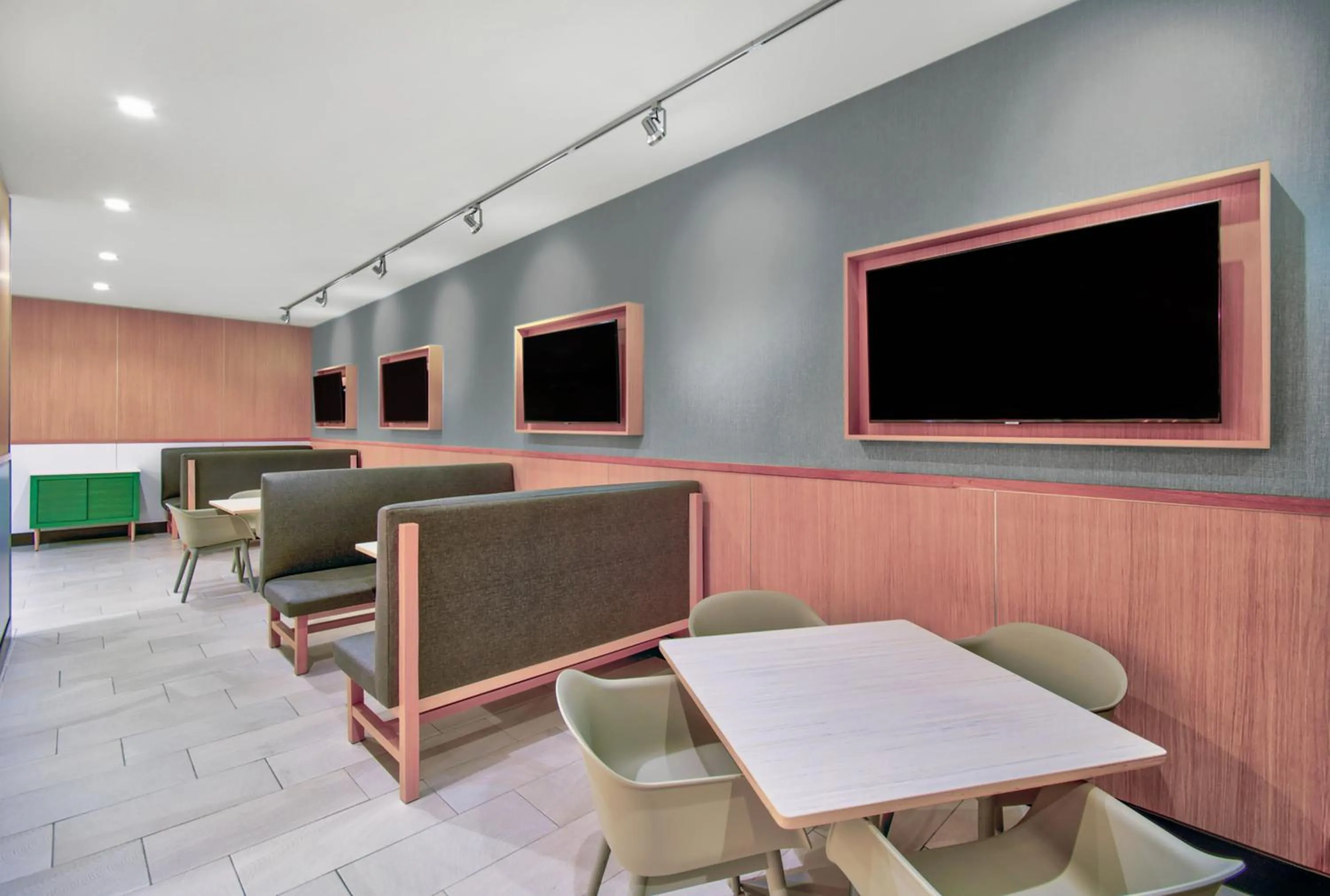 Dining area in Holiday Inn - Erie by IHG