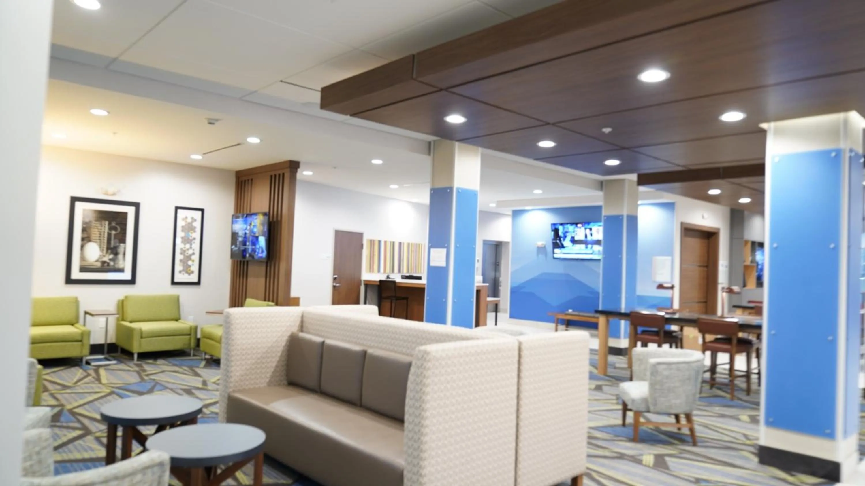 Lobby or reception in Holiday Inn Express & Suites - Dallas Market Center by IHG