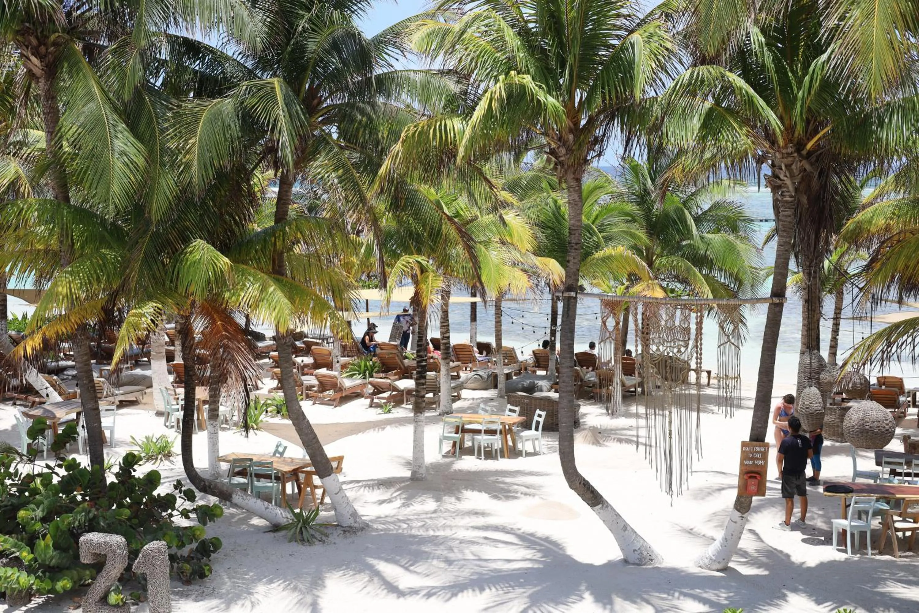 Restaurant/places to eat in Noah Beach Hotel & Suites