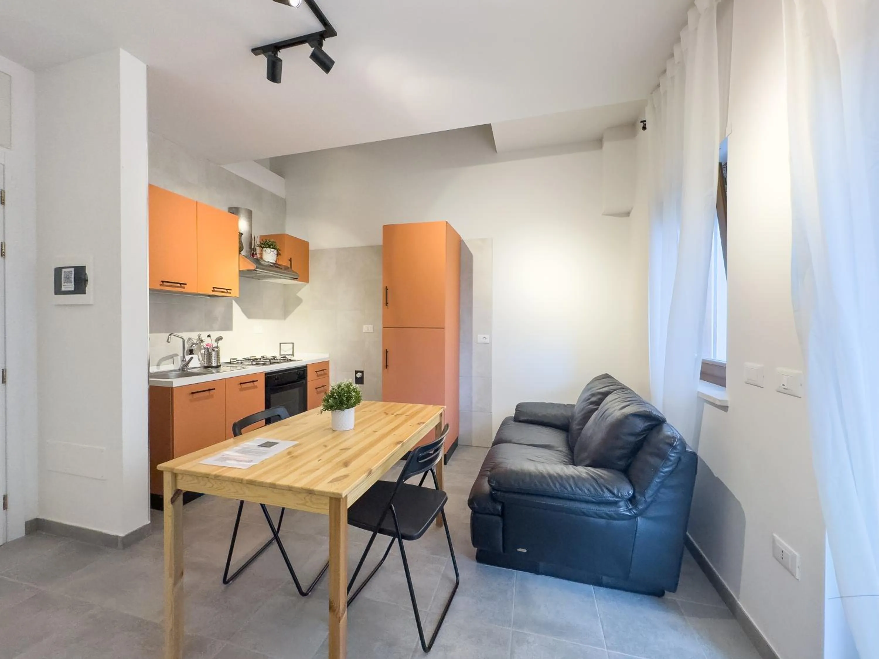 Kitchen or kitchenette, Dining Area in Wolf House BnB