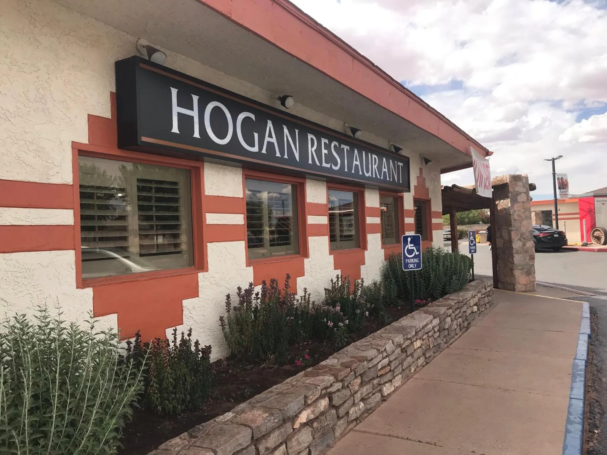 Restaurant/places to eat in NavajoLand Hotel