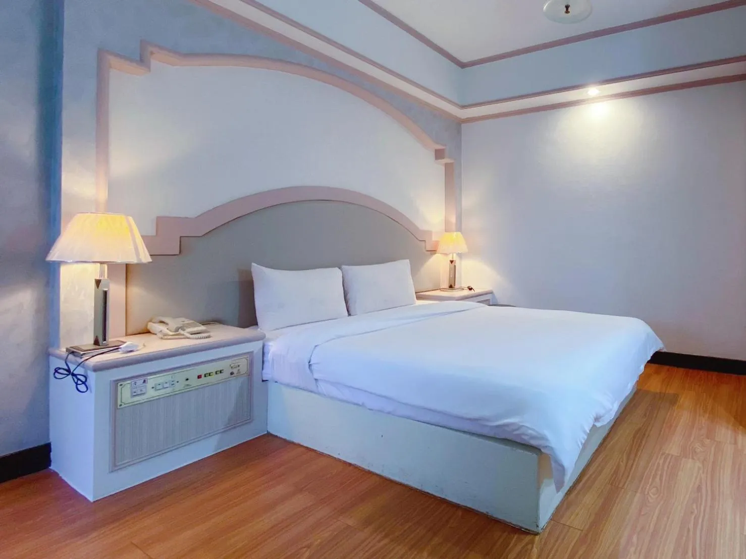 Photo of the whole room, Bed in Chrysler Hotel