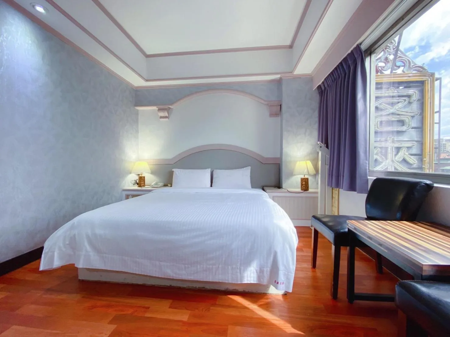 Photo of the whole room, Bed in Chrysler Hotel