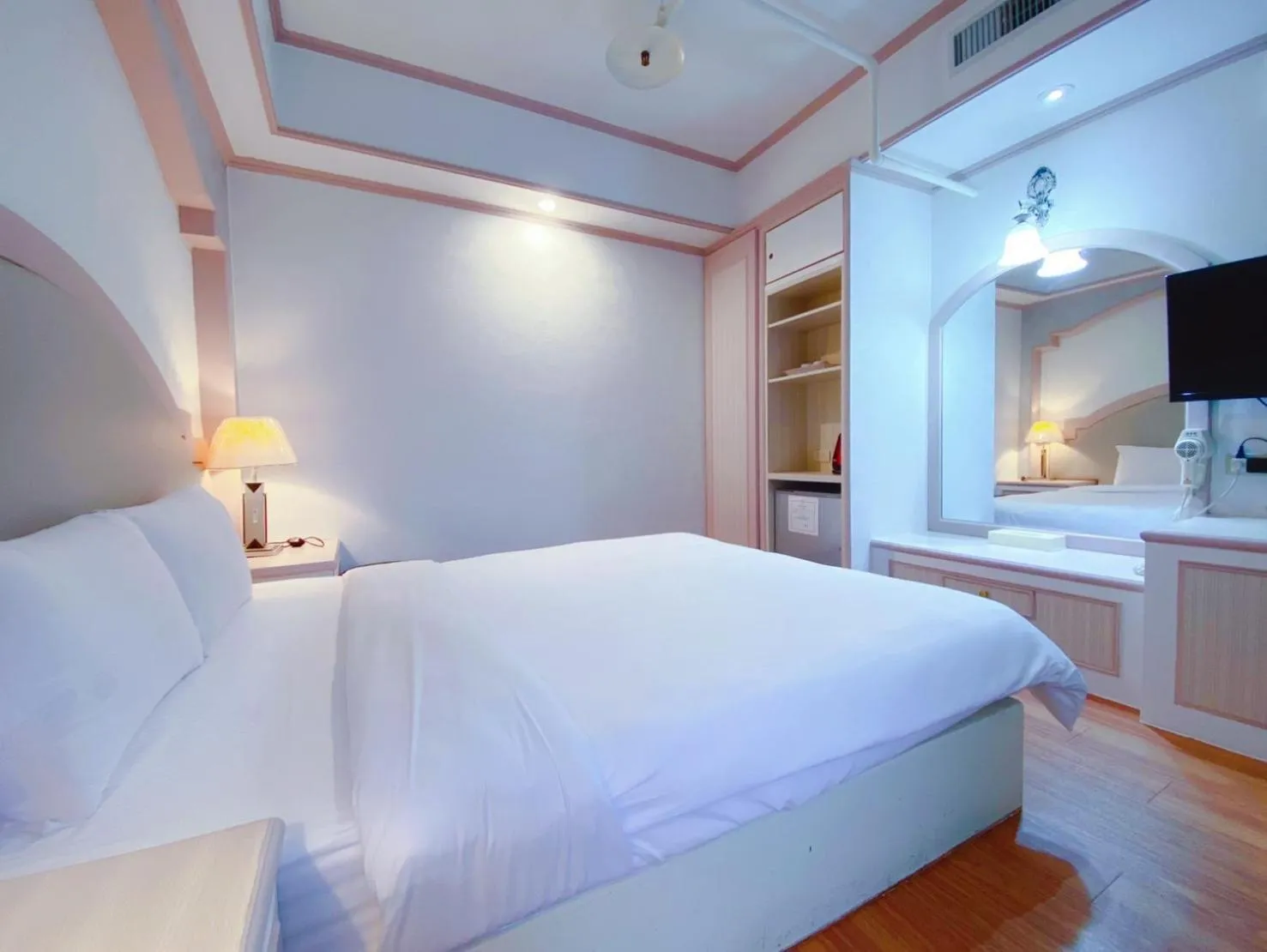 Photo of the whole room, Bed in Chrysler Hotel