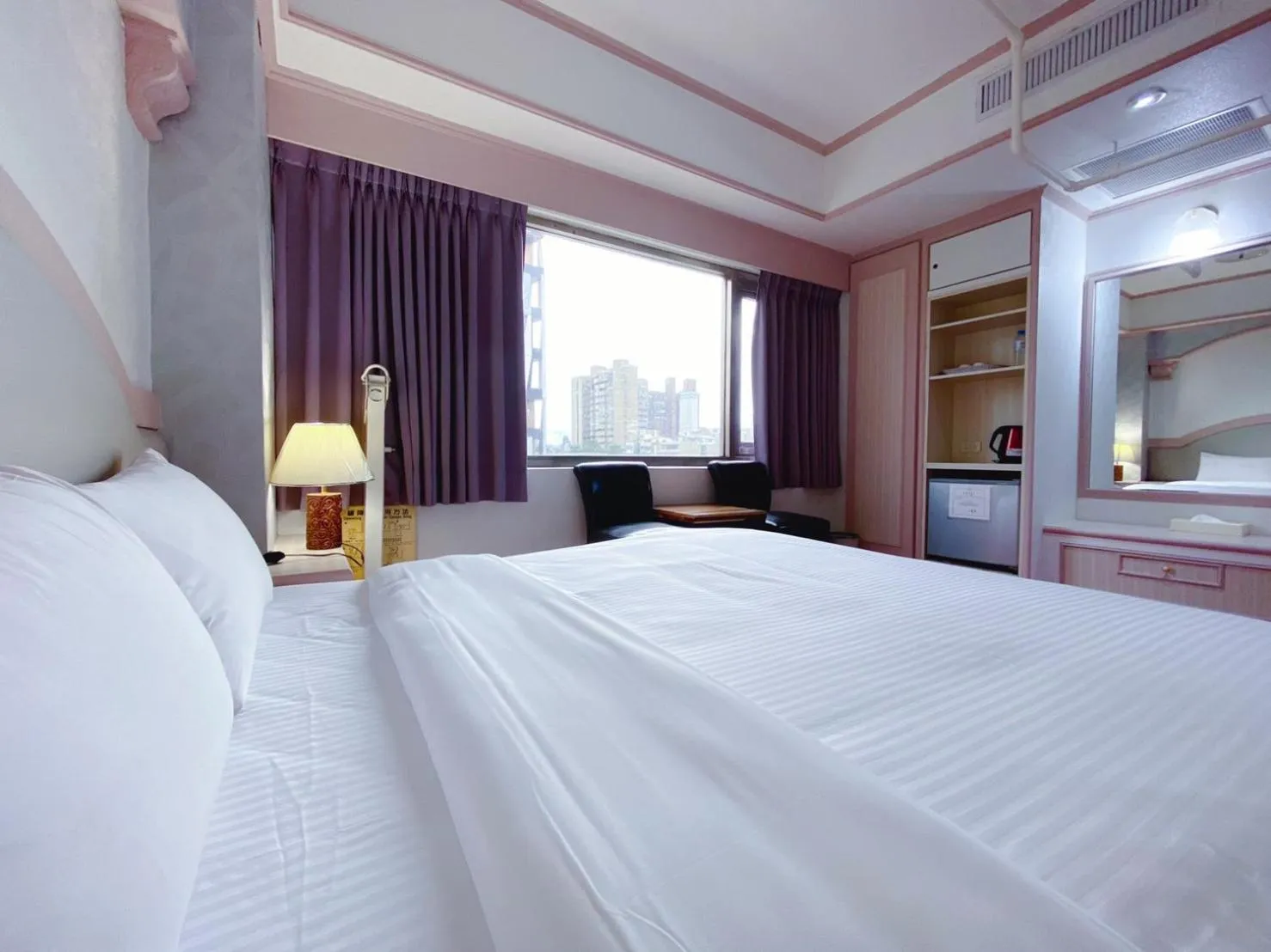 Photo of the whole room, Bed in Chrysler Hotel