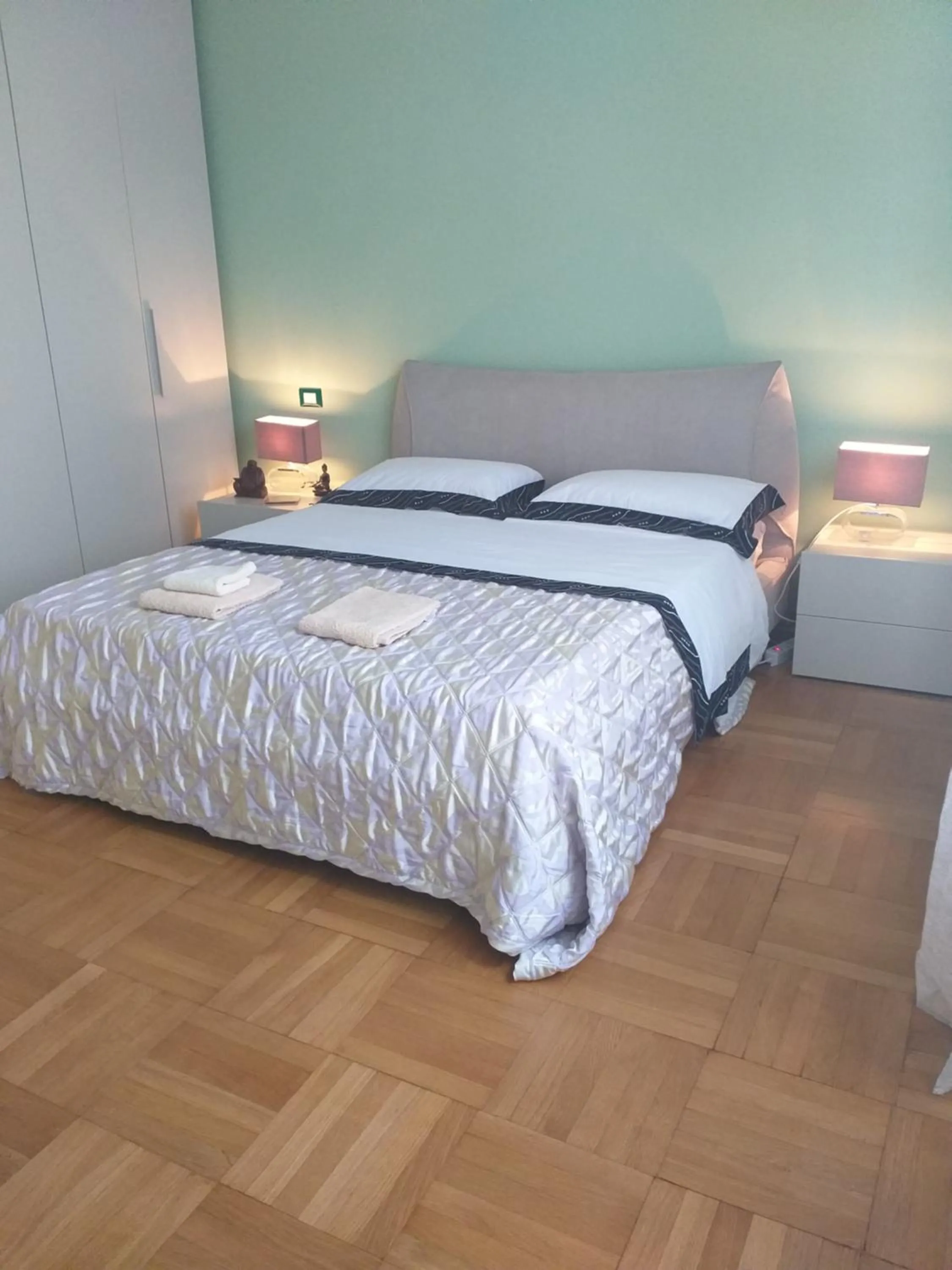 Bedroom, Bed in Lux