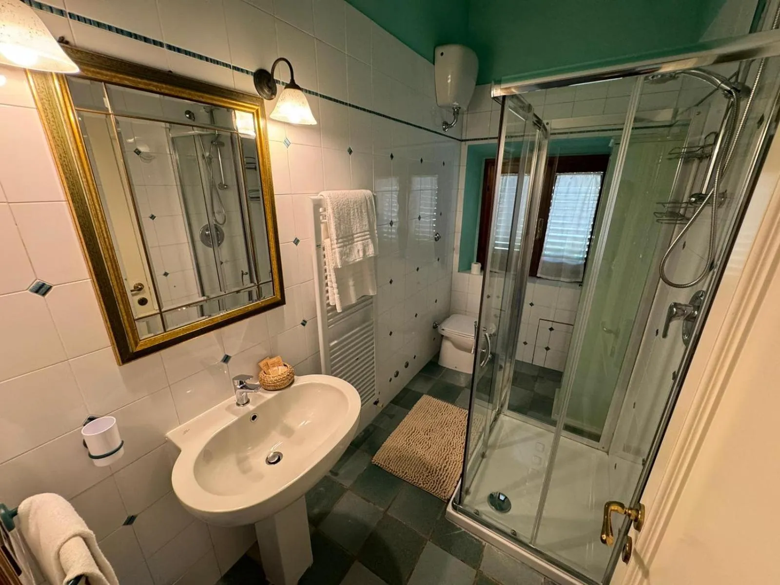 Shower in B&B Il Fienile San Gimignano