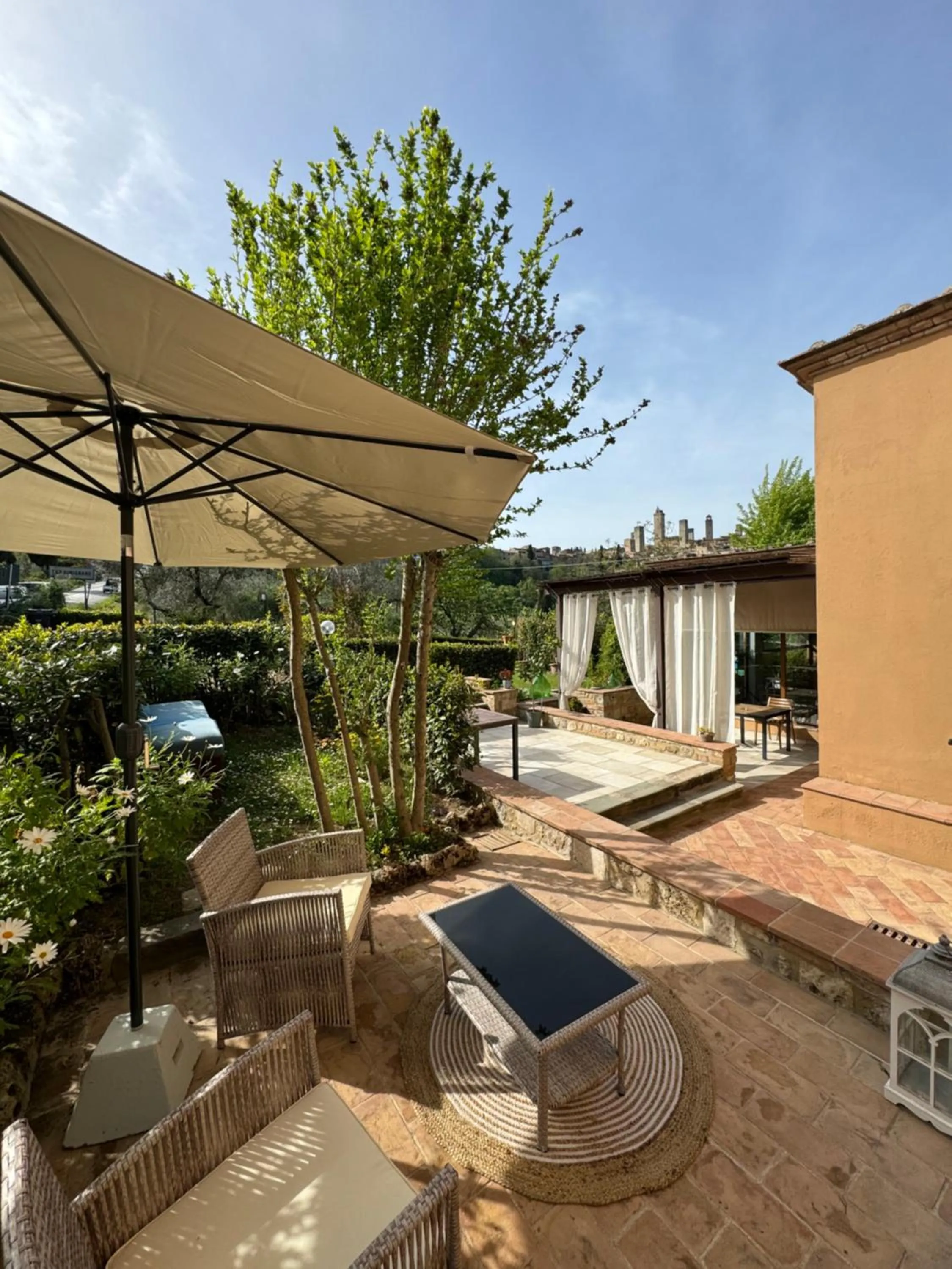 Patio in B&B Il Fienile San Gimignano