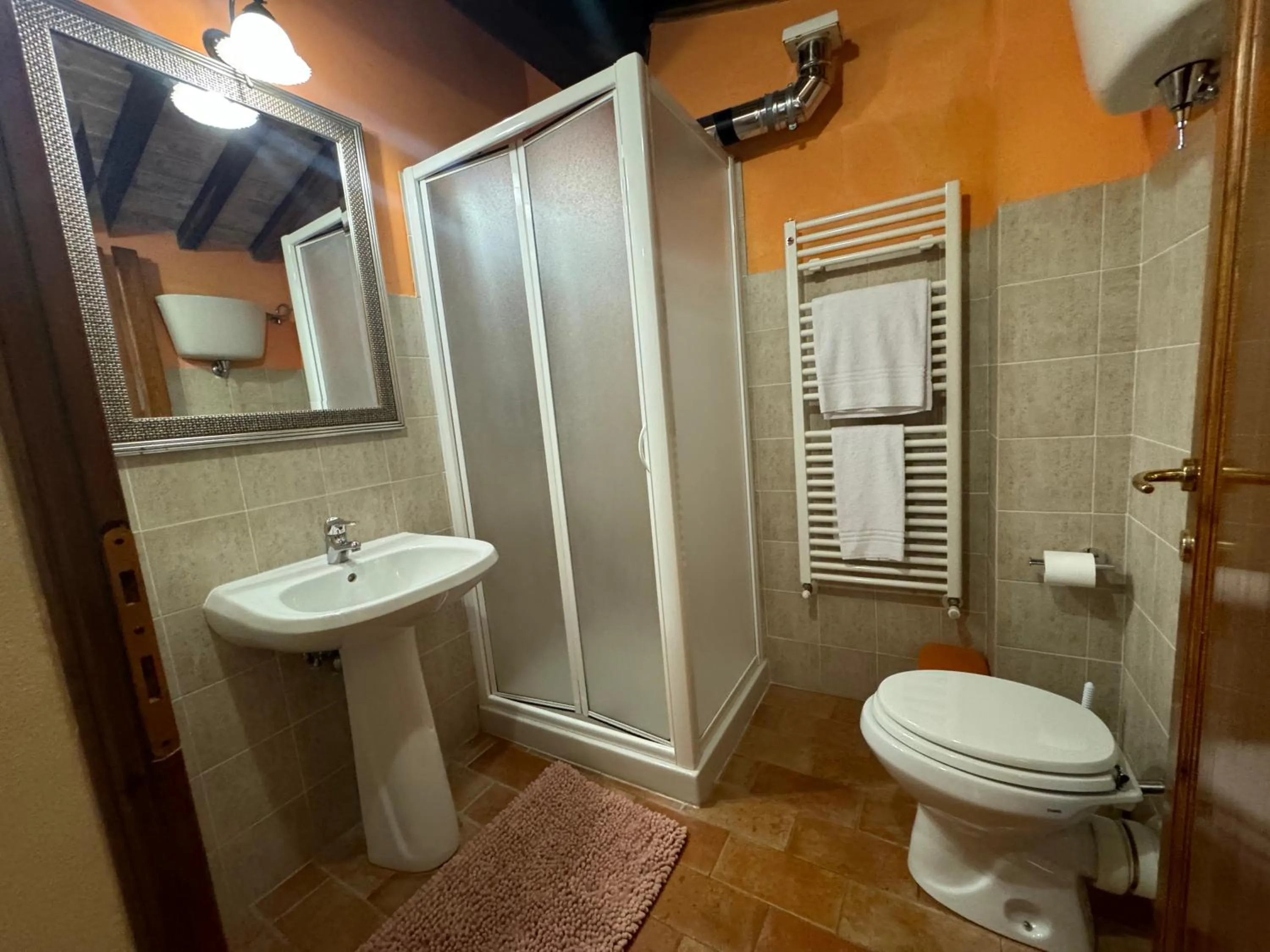 Shower in B&B Il Fienile San Gimignano