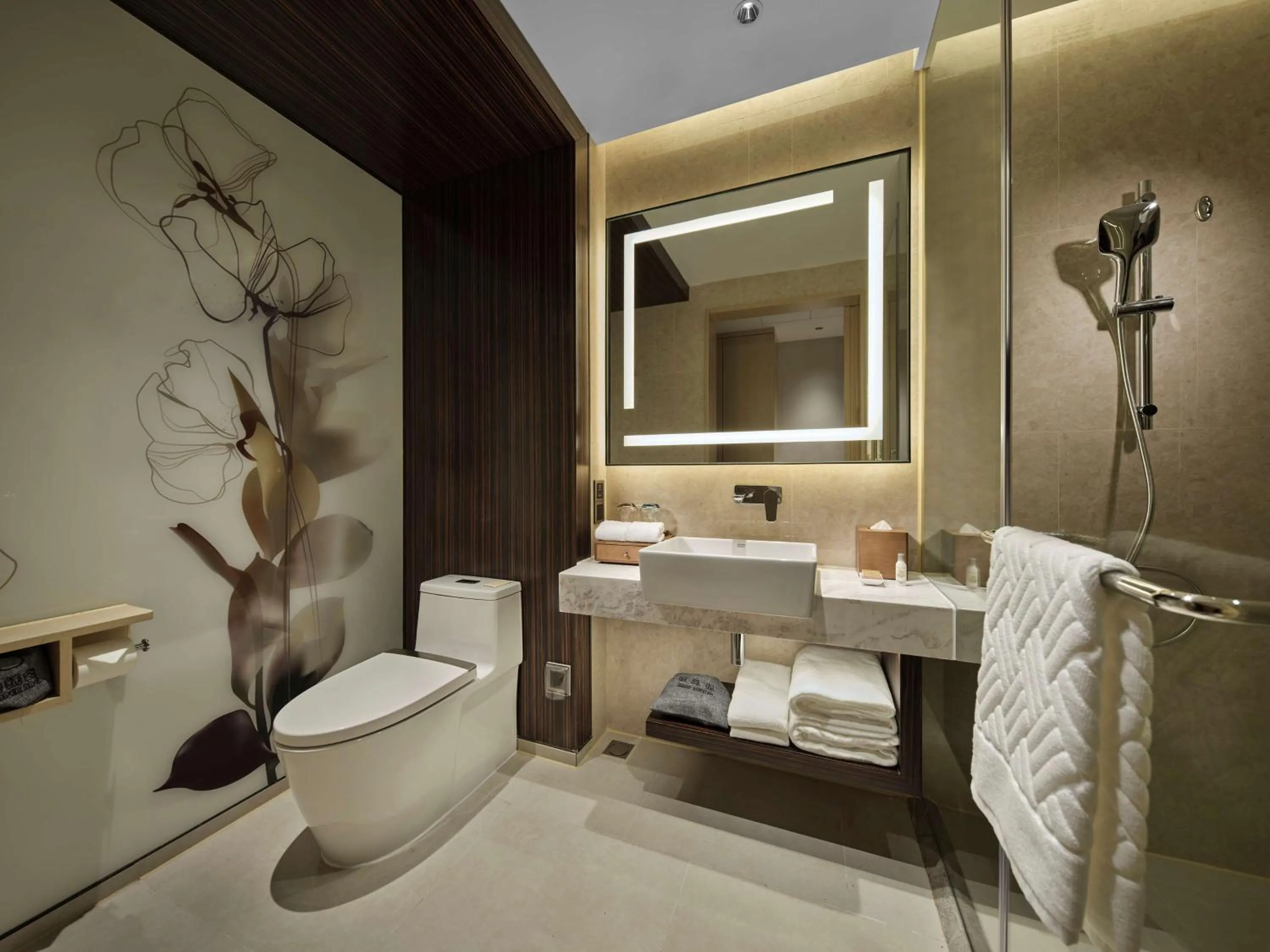 Bathroom, Bed in Hilton Garden Inn Heze