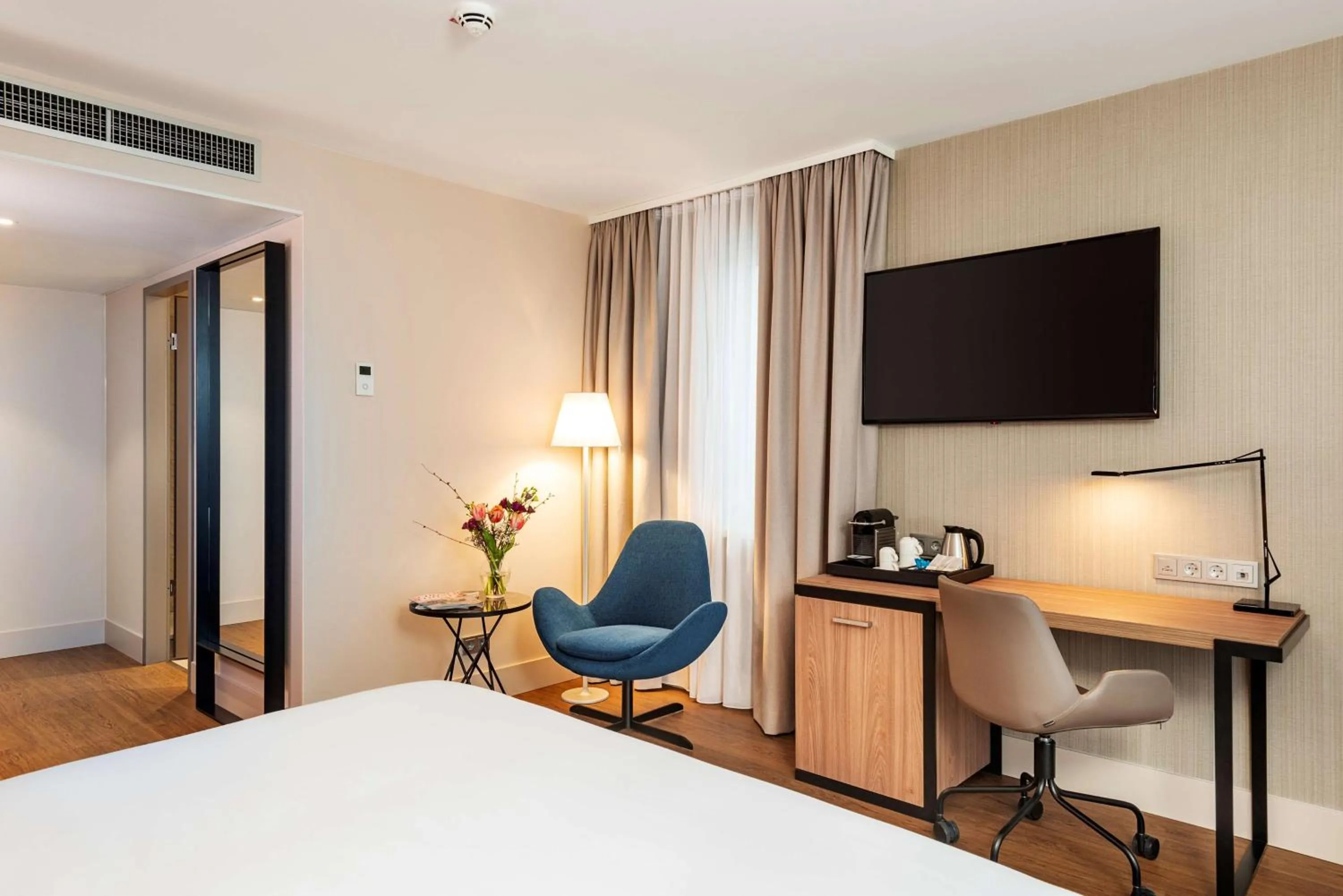 Photo of the whole room, Bed in NH Hannover