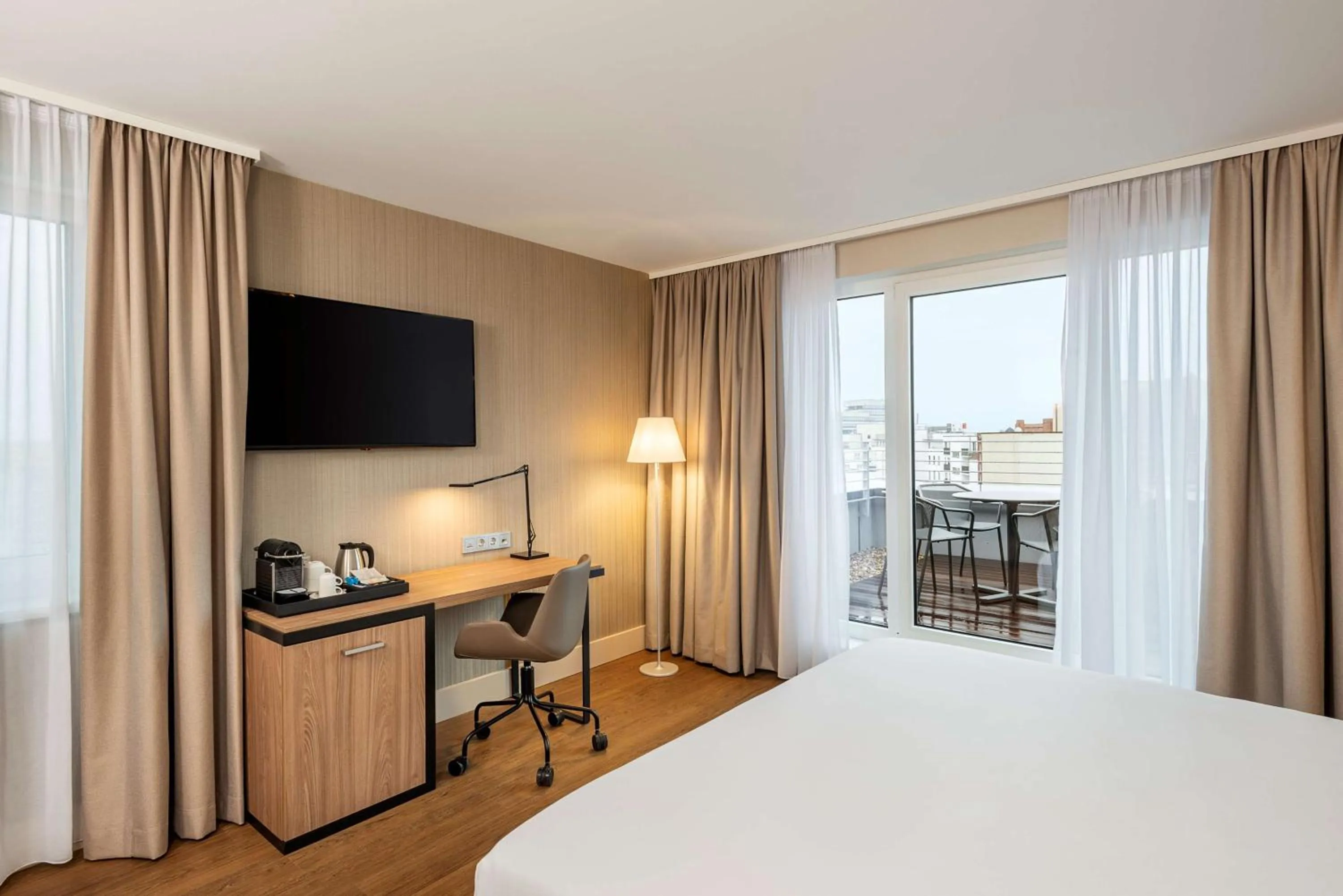 Photo of the whole room, Bed in NH Hannover