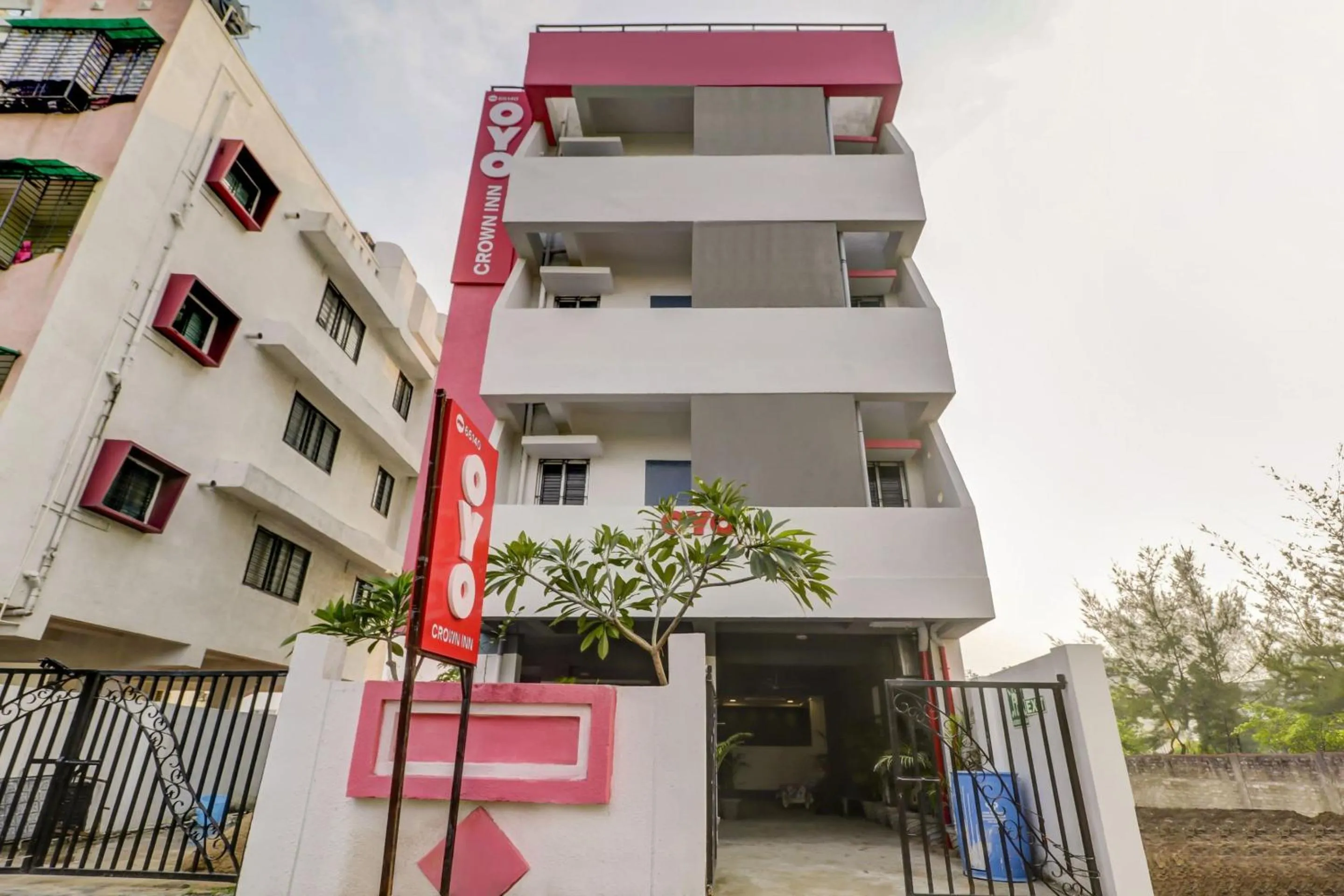 Facade/entrance in Hotel O The Crown Inn
